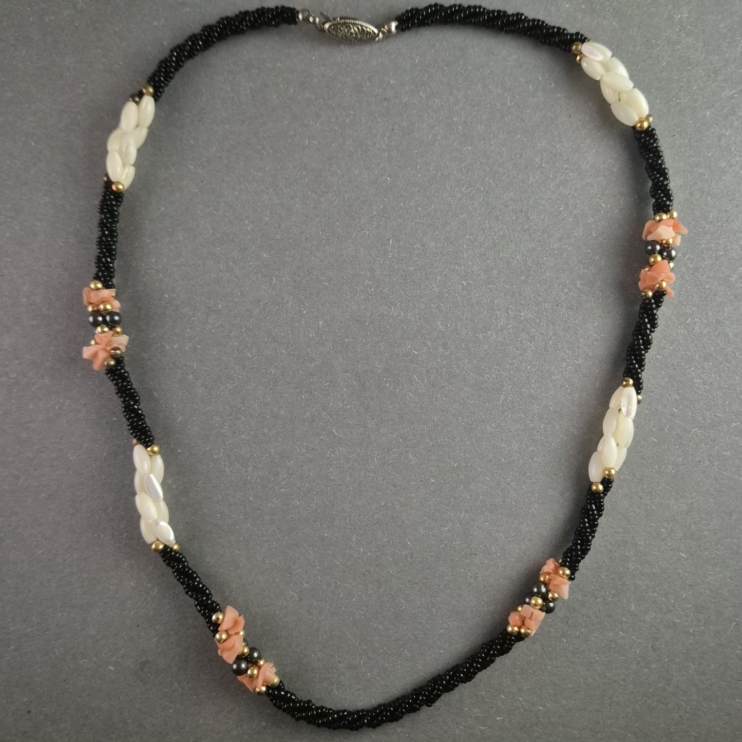 Vintage Perlenkette mit Korallen- und Perlmutt-Elementen – Elegantes Unikat