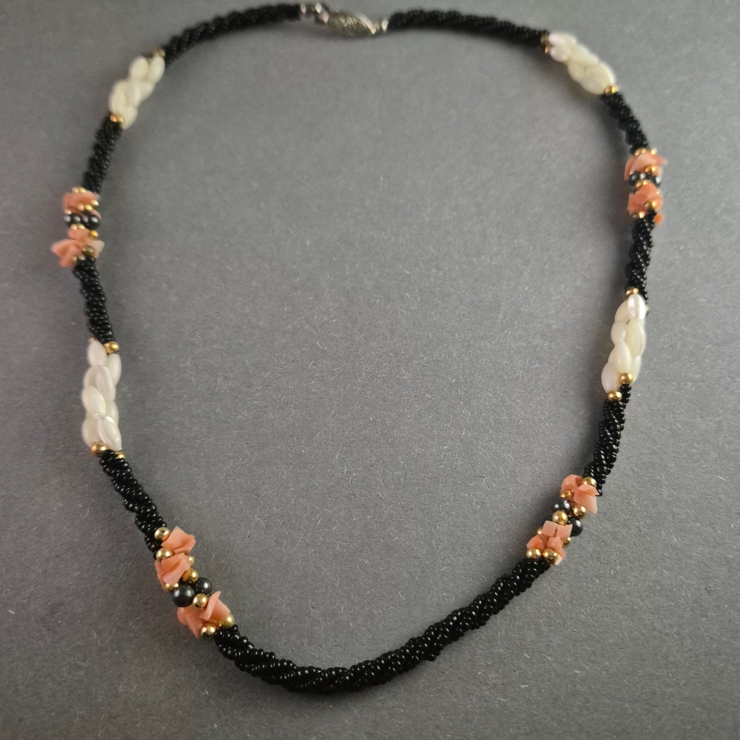 Vintage Perlenkette mit Korallen- und Perlmutt-Elementen – Elegantes Unikat