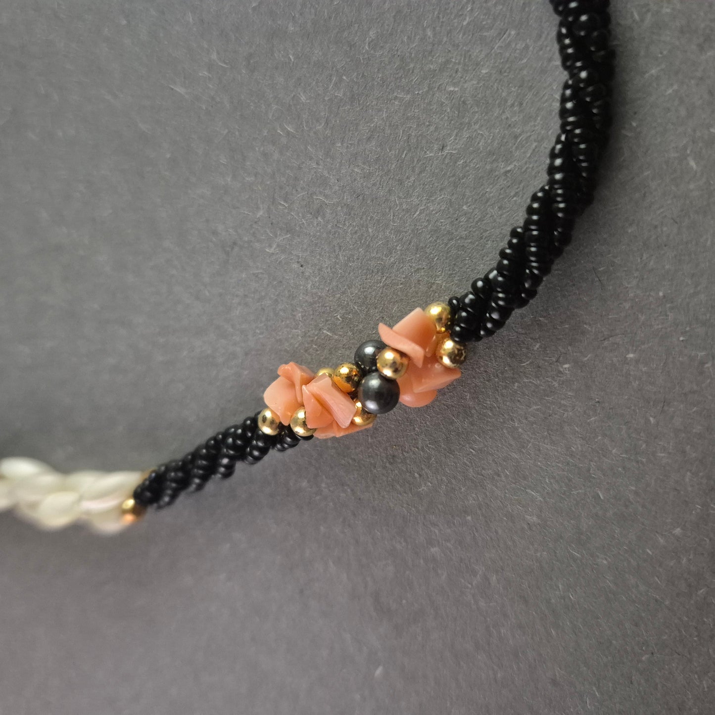 Vintage Perlenkette mit Korallen- und Perlmutt-Elementen – Elegantes Unikat