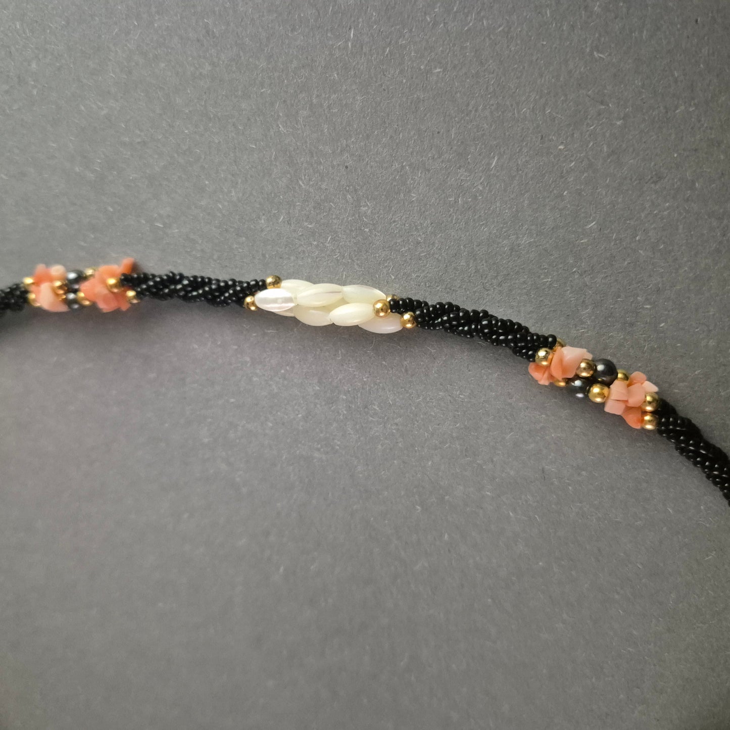 Vintage Perlenkette mit Korallen- und Perlmutt-Elementen – Elegantes Unikat