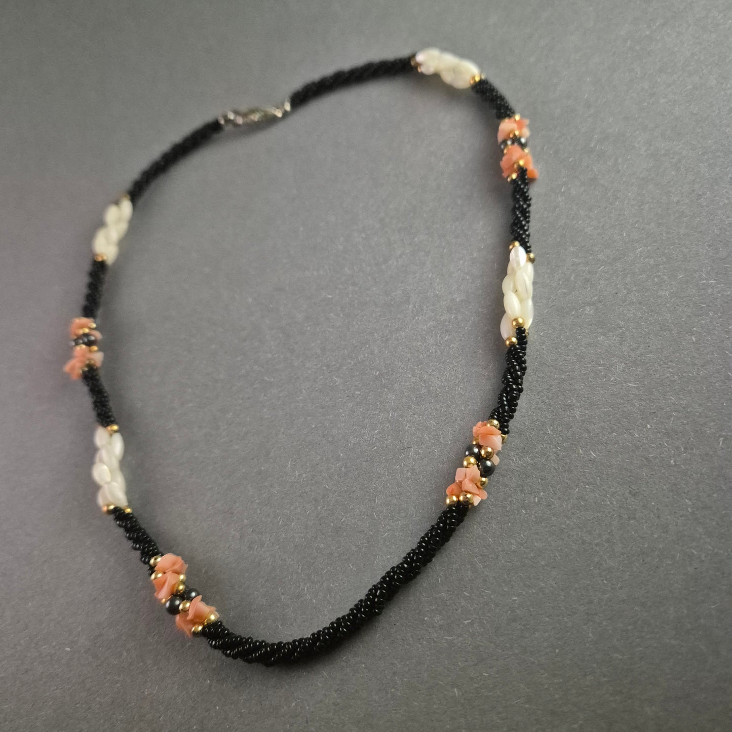 Vintage Perlenkette mit Korallen- und Perlmutt-Elementen – Elegantes Unikat