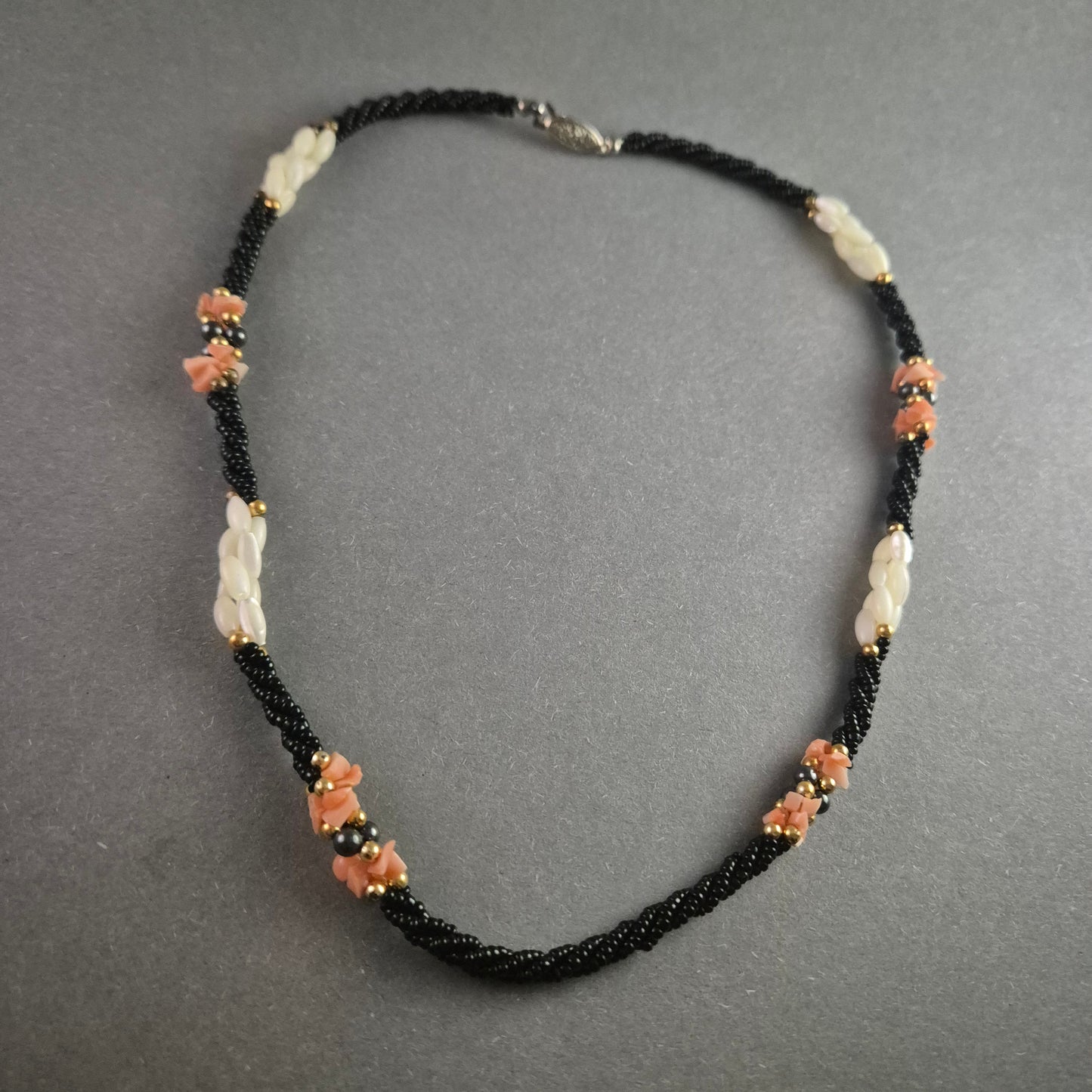 Vintage Perlenkette mit Korallen- und Perlmutt-Elementen – Elegantes Unikat