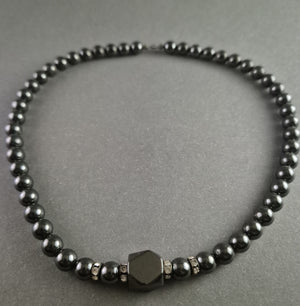 Elegante Hämatit-Perlenkette mit funkelnden Strass-Details