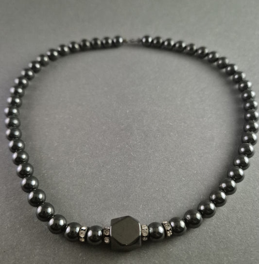 Elegante Hämatit-Perlenkette mit funkelnden Strass-Details