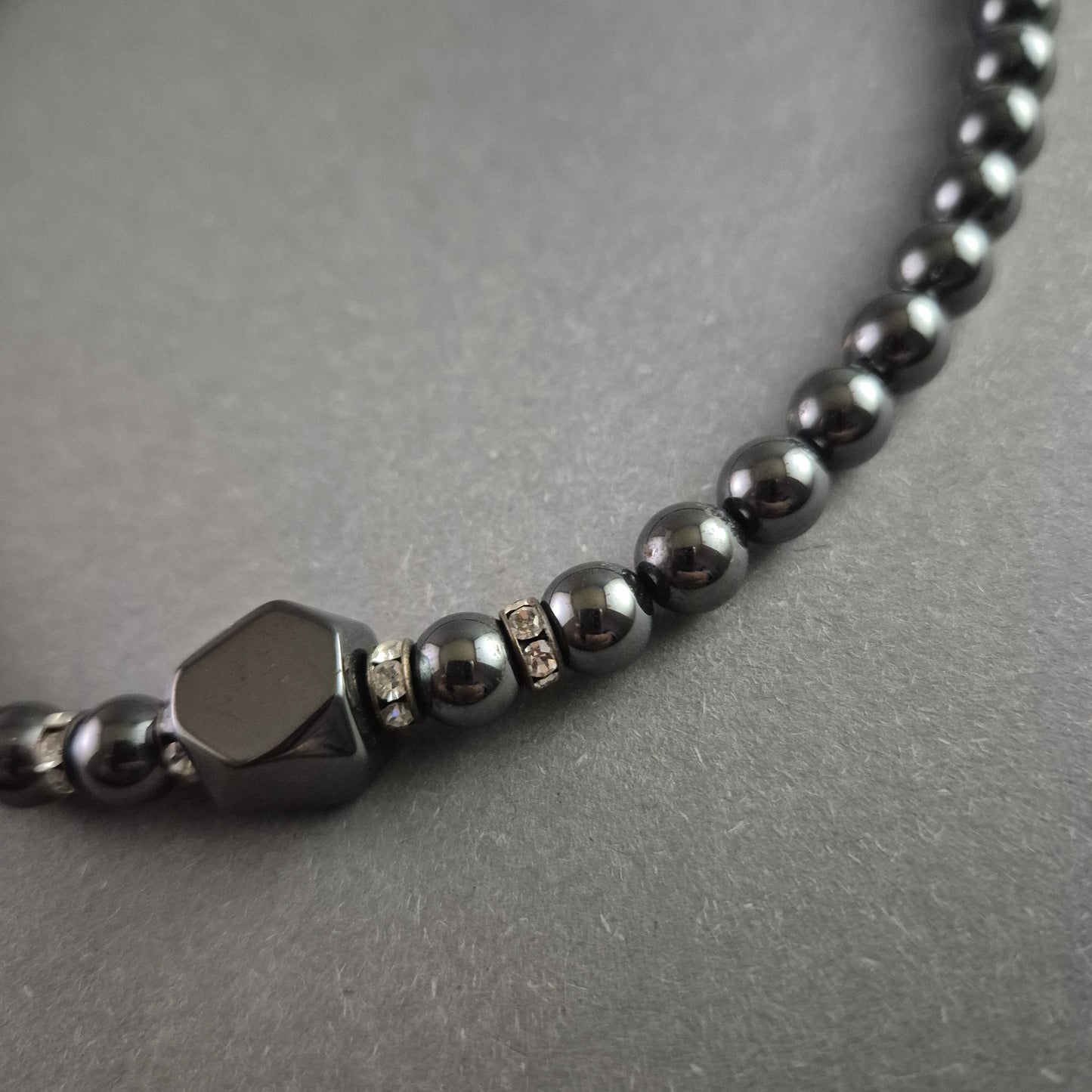 Elegante Hämatit-Perlenkette mit funkelnden Strass-Details