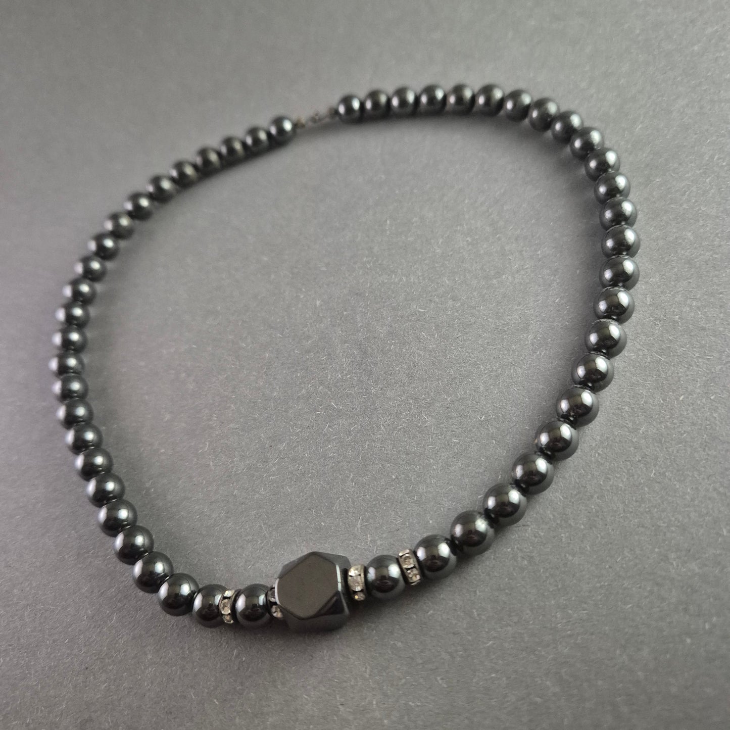 Elegante Hämatit-Perlenkette mit funkelnden Strass-Details