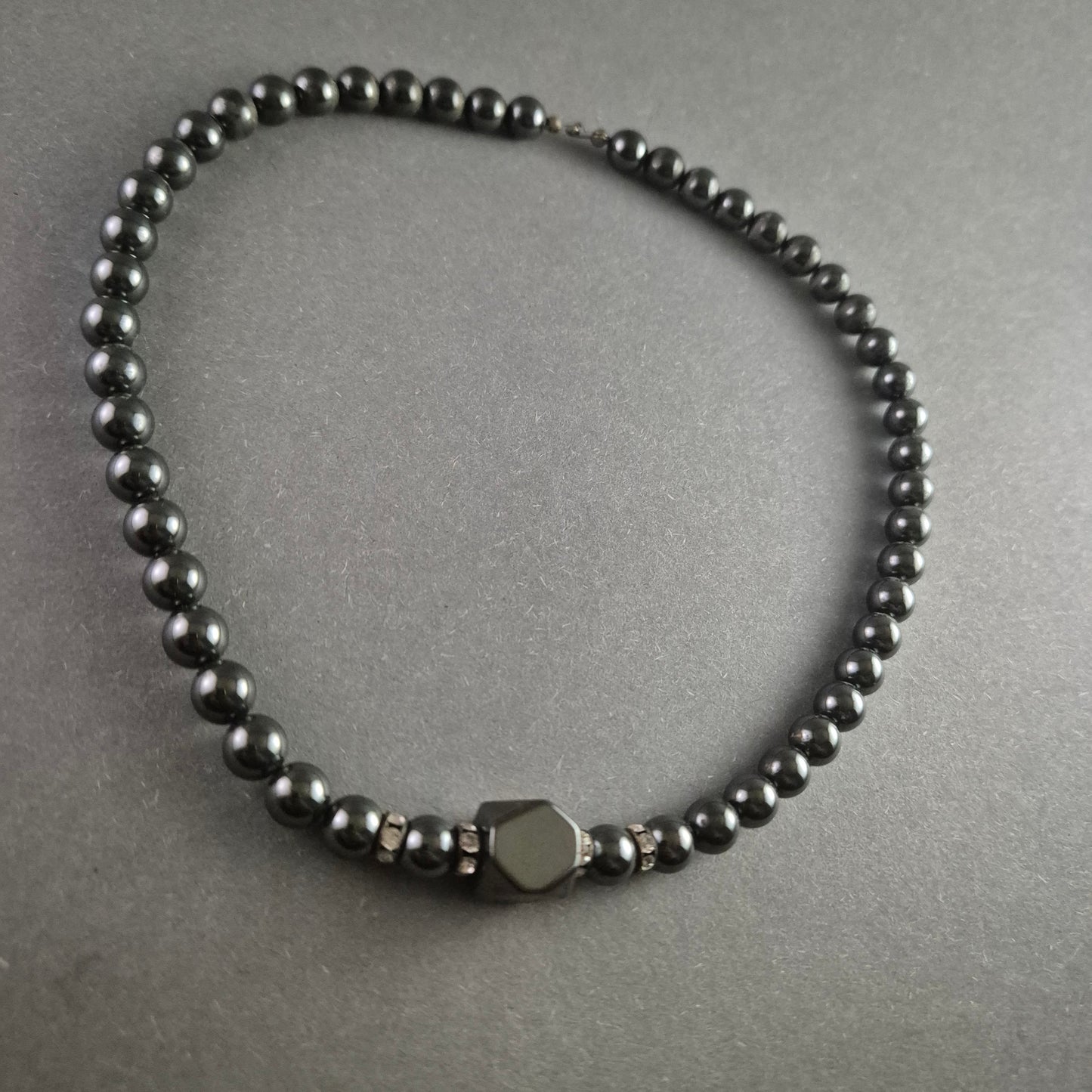 Elegante Hämatit-Perlenkette mit funkelnden Strass-Details