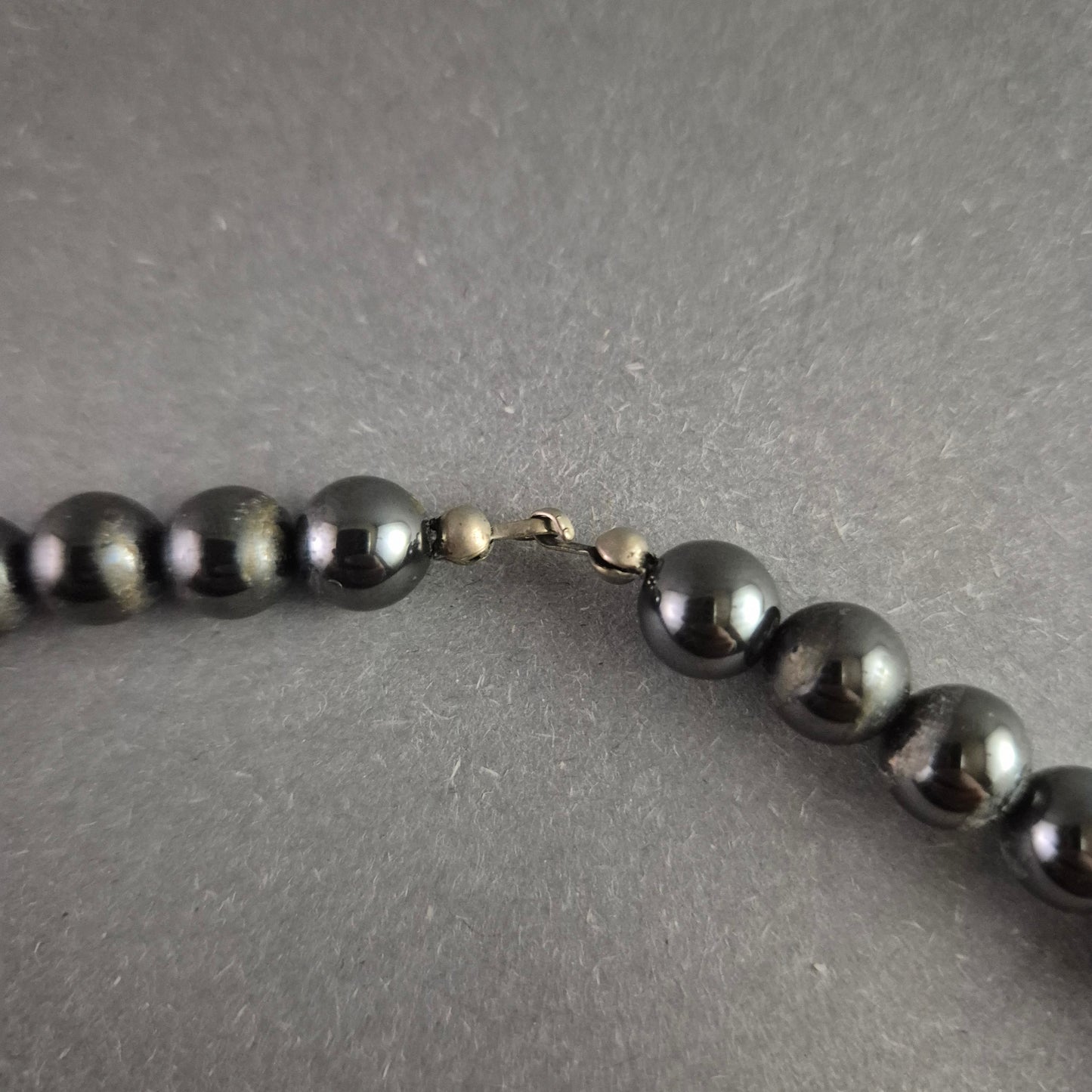 Elegante Hämatit-Perlenkette mit funkelnden Strass-Details