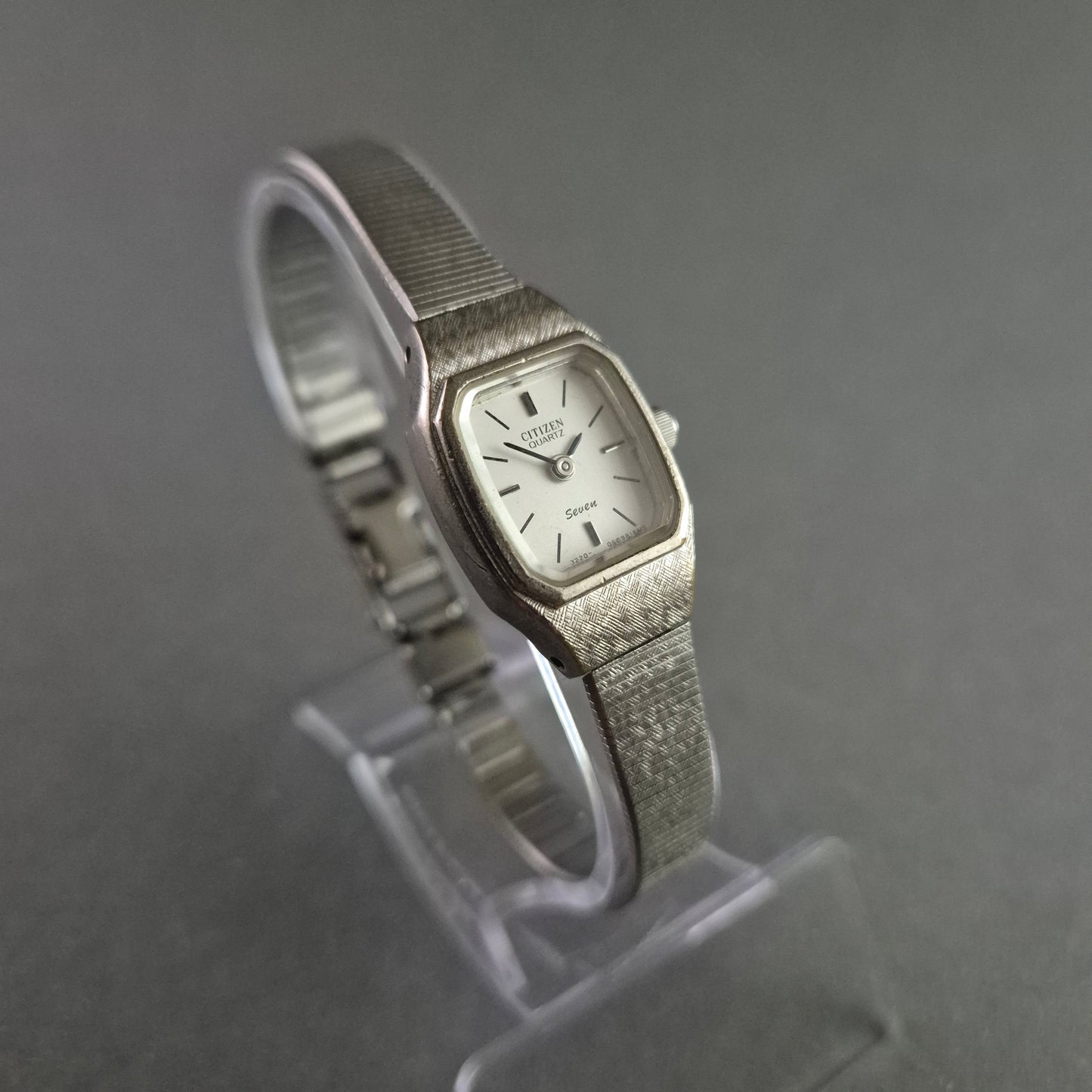 Elegante Citizen Damenarmbanduhr – Zeitloses Design mit Lederarmband