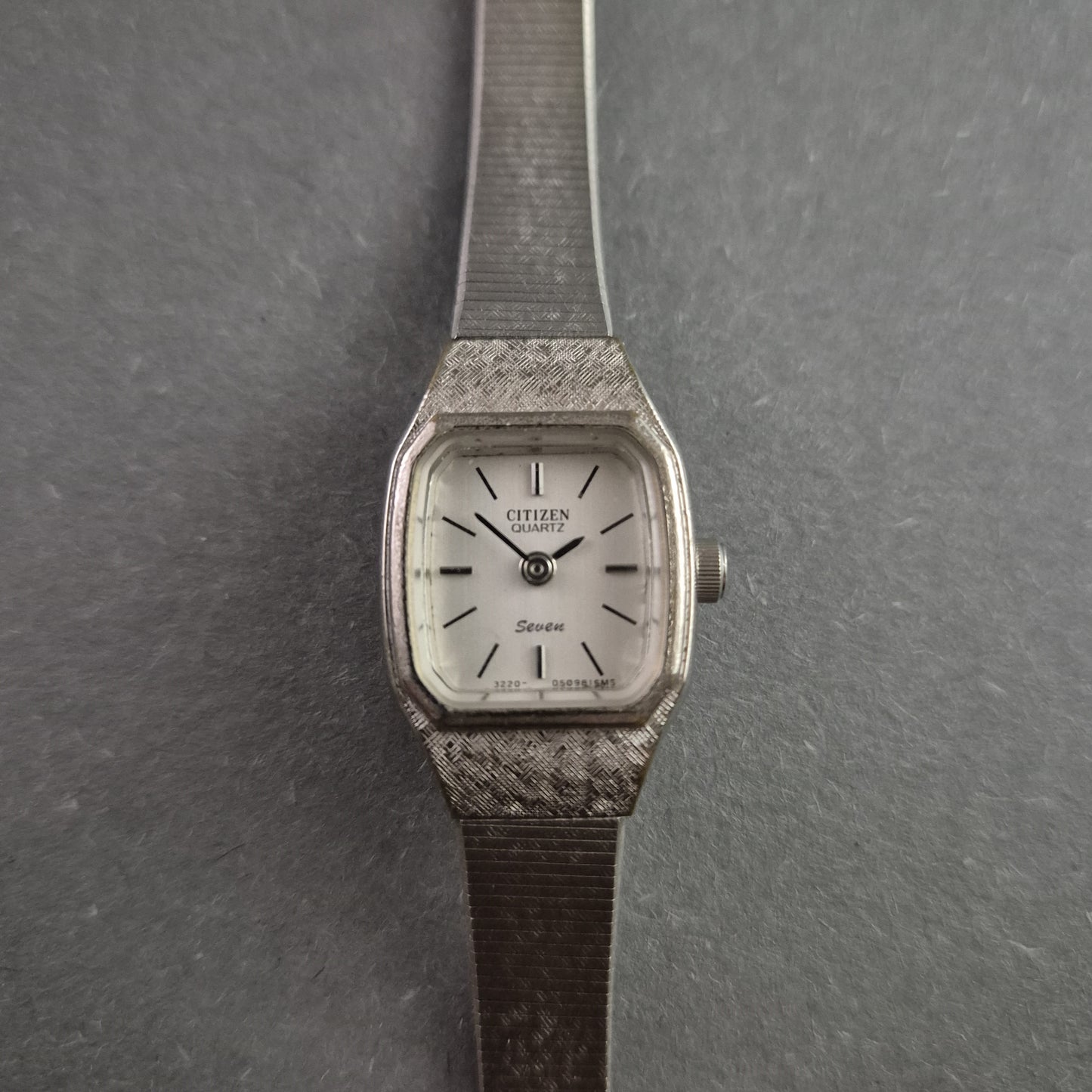 Elegante Citizen Damenarmbanduhr – Zeitloses Design mit Lederarmband