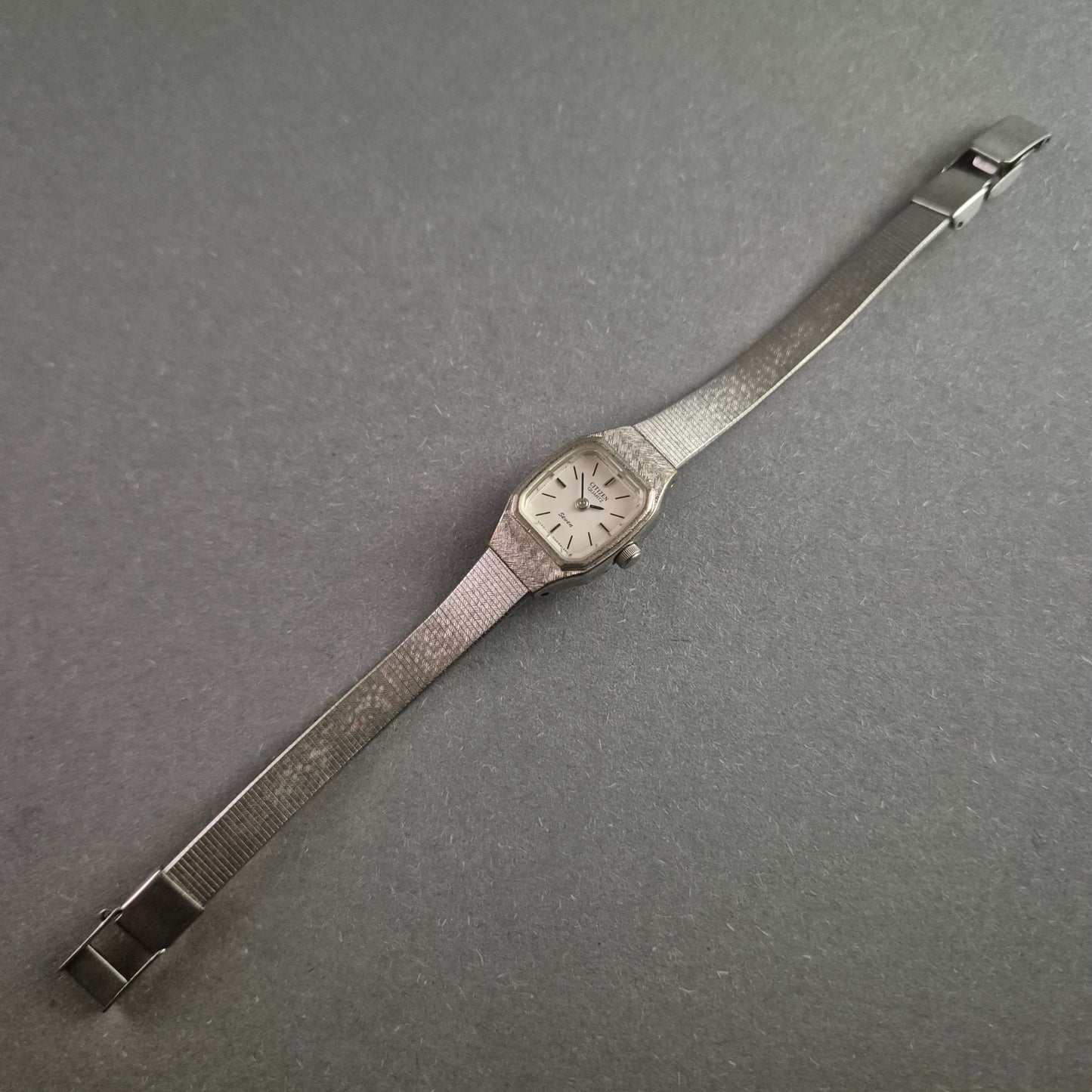 Elegante Citizen Damenarmbanduhr – Zeitloses Design mit Lederarmband