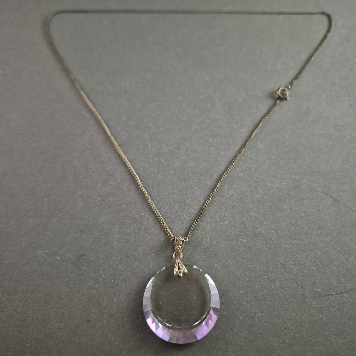 Vintage Kristall-Anhänger mit filigraner Silberkette – Eleganz in Lichtreflexen