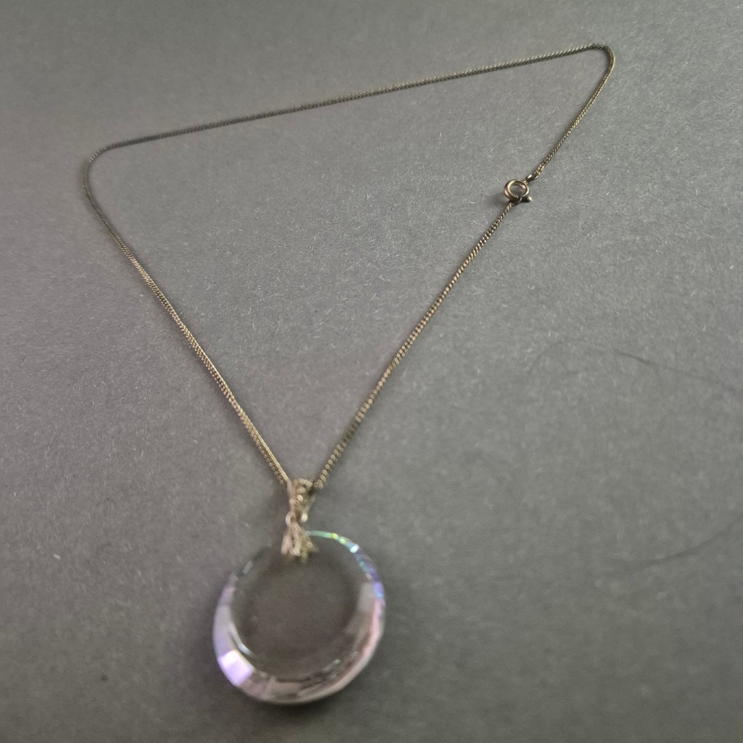 Vintage Kristall-Anhänger mit filigraner Silberkette – Eleganz in Lichtreflexen