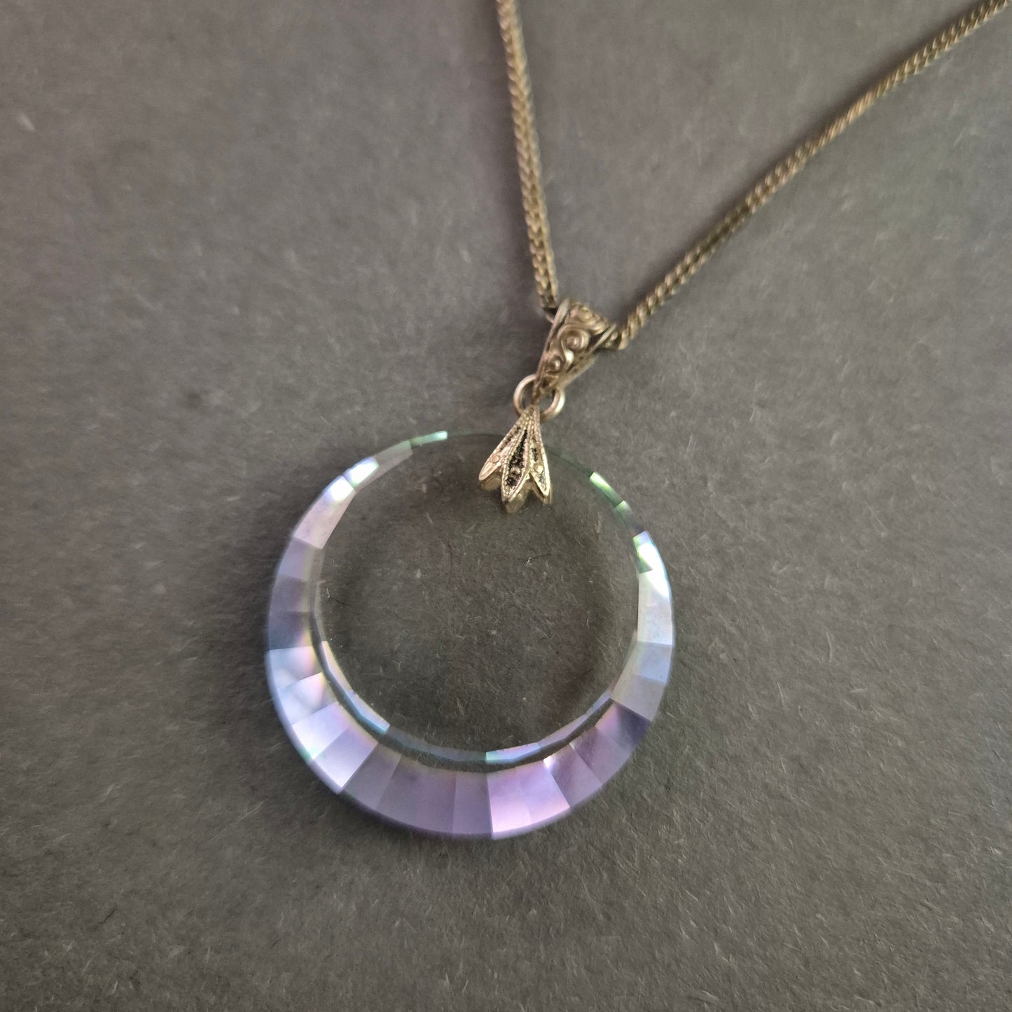 Vintage Kristall-Anhänger mit filigraner Silberkette – Eleganz in Lichtreflexen