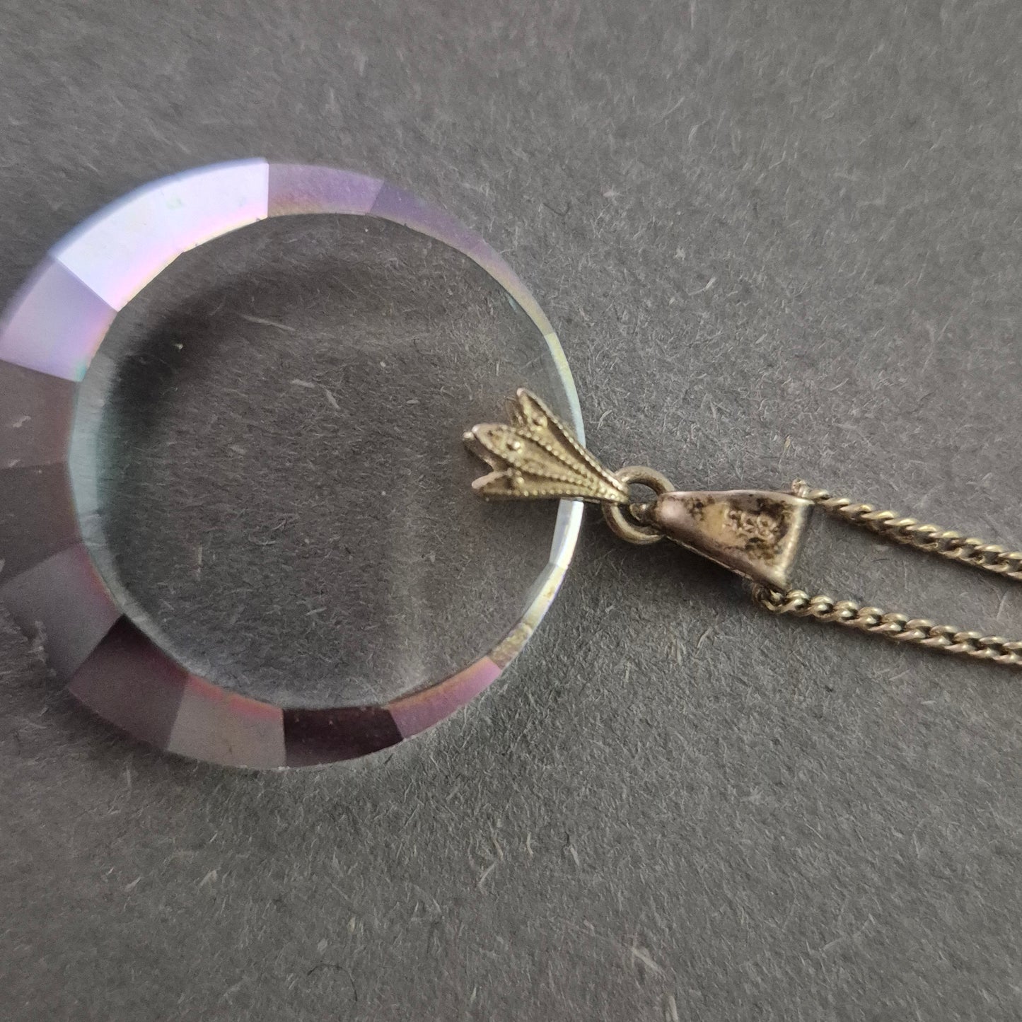 Vintage Kristall-Anhänger mit filigraner Silberkette – Eleganz in Lichtreflexen