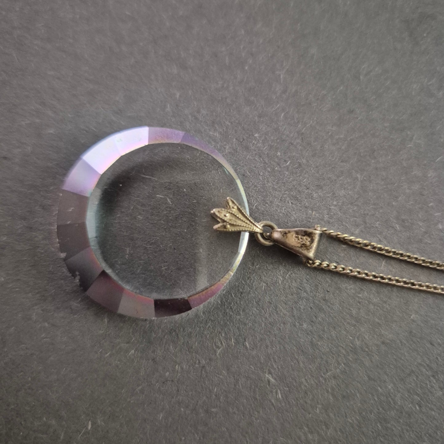 Vintage Kristall-Anhänger mit filigraner Silberkette – Eleganz in Lichtreflexen