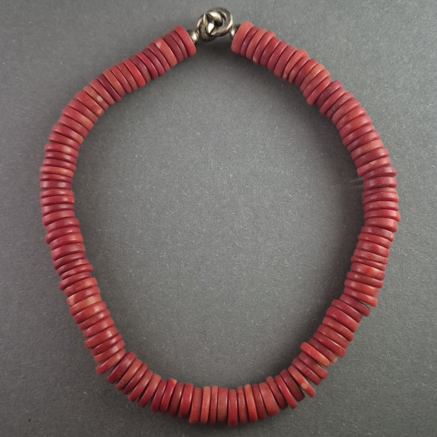 Antikes Korallenarmband mit Silberverschluss – Zeitlose Eleganz