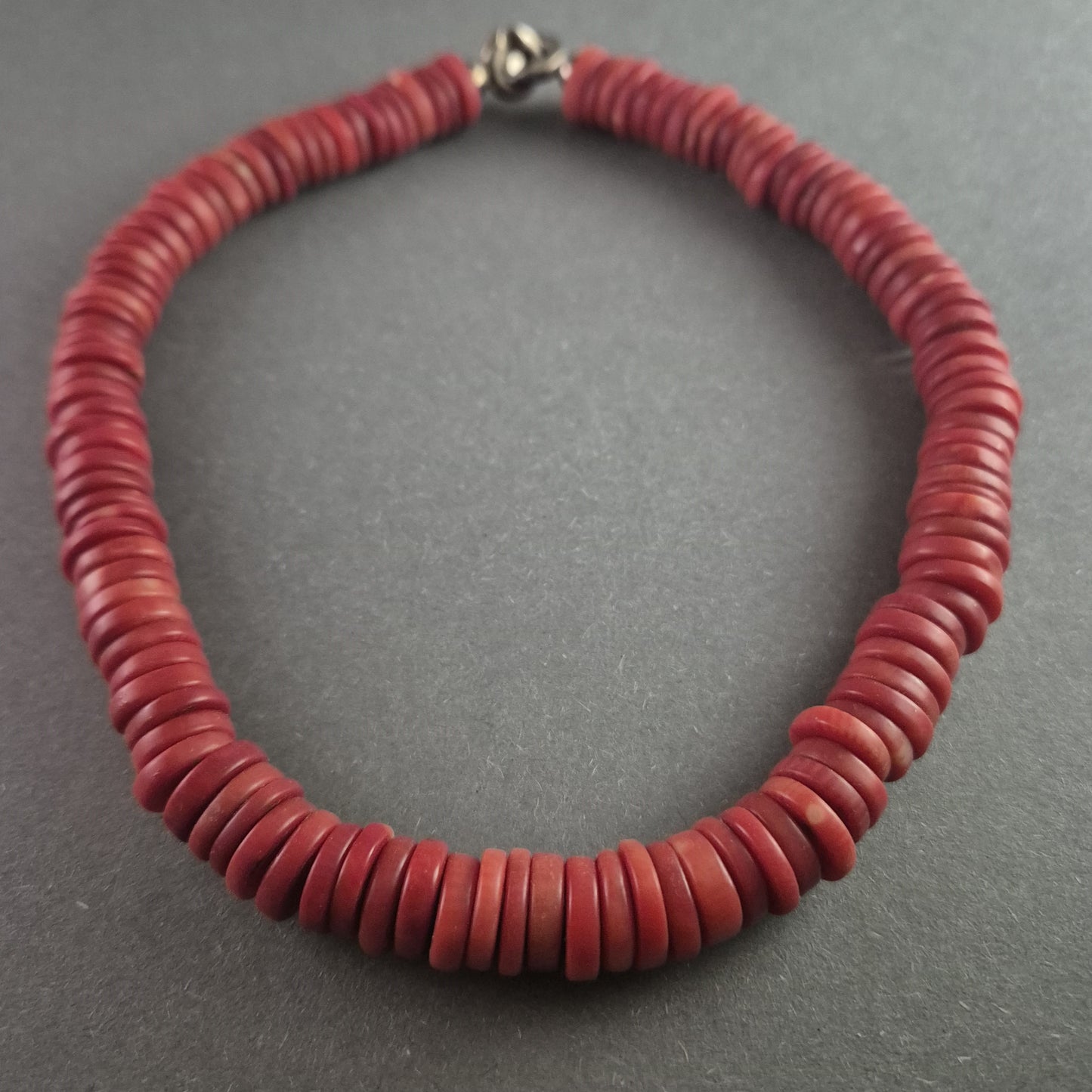 Antikes Korallenarmband mit Silberverschluss – Zeitlose Eleganz