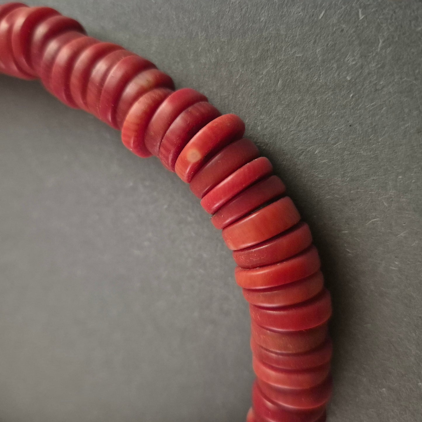 Antikes Korallenarmband mit Silberverschluss – Zeitlose Eleganz