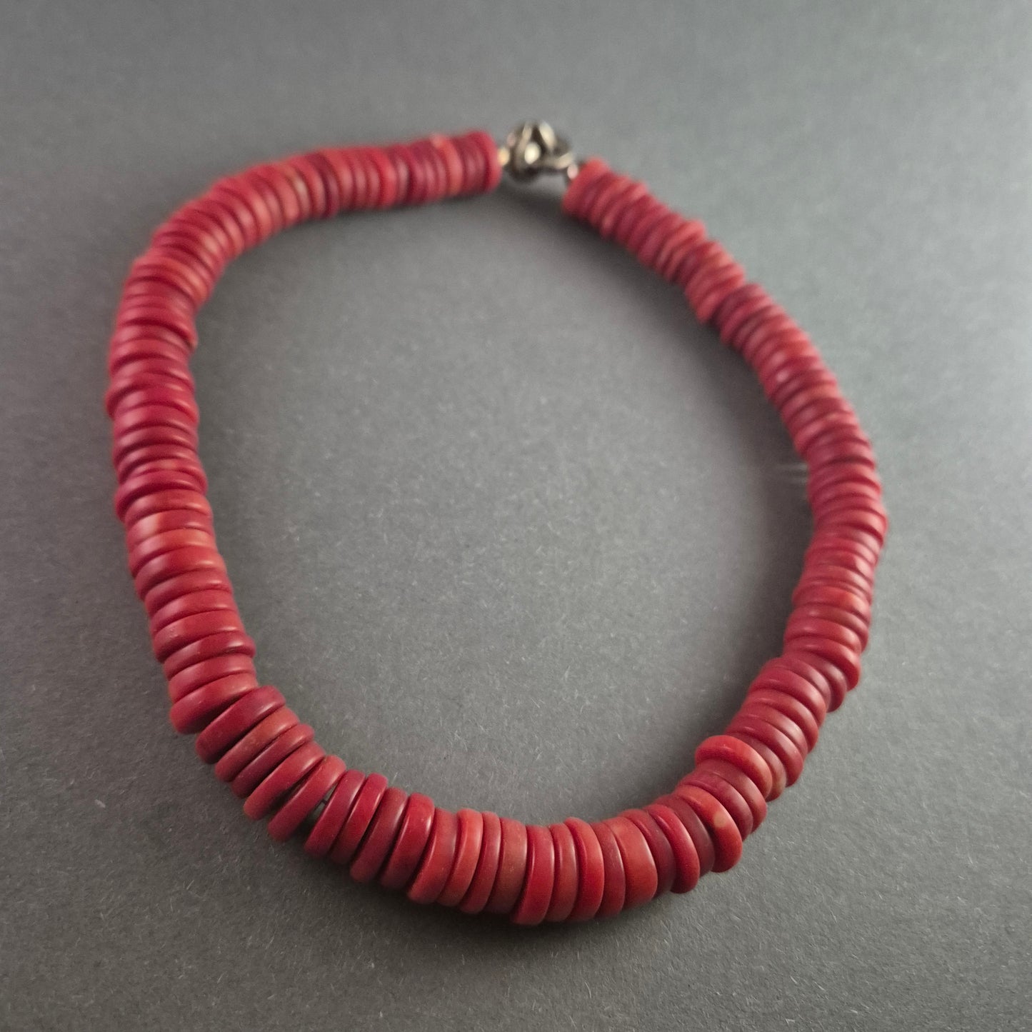 Antikes Korallenarmband mit Silberverschluss – Zeitlose Eleganz