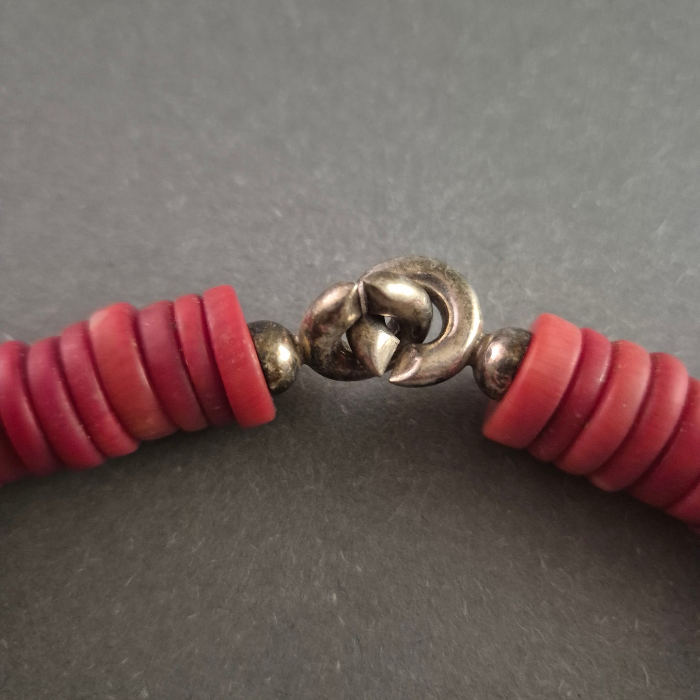 Antikes Korallenarmband mit Silberverschluss – Zeitlose Eleganz