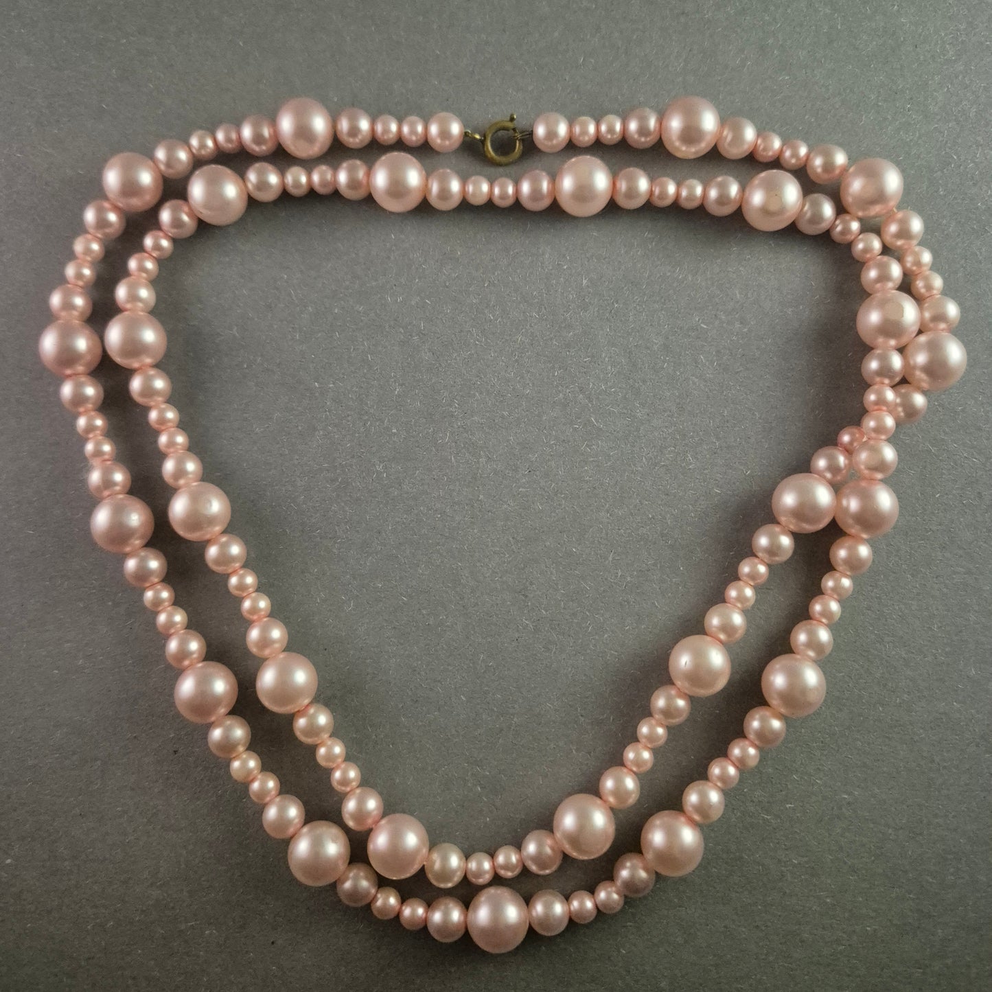 Elegante zweireihige Perlenkette – Klassischer Vintage-Schmuck in Rosa