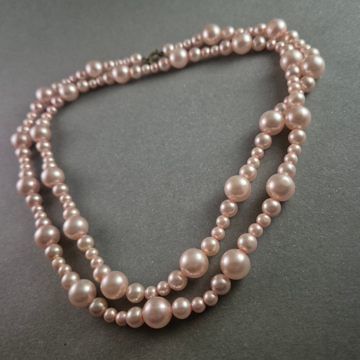 Elegante zweireihige Perlenkette – Klassischer Vintage-Schmuck in Rosa
