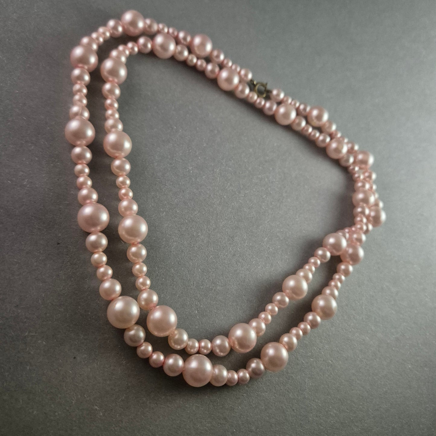 Elegante zweireihige Perlenkette – Klassischer Vintage-Schmuck in Rosa