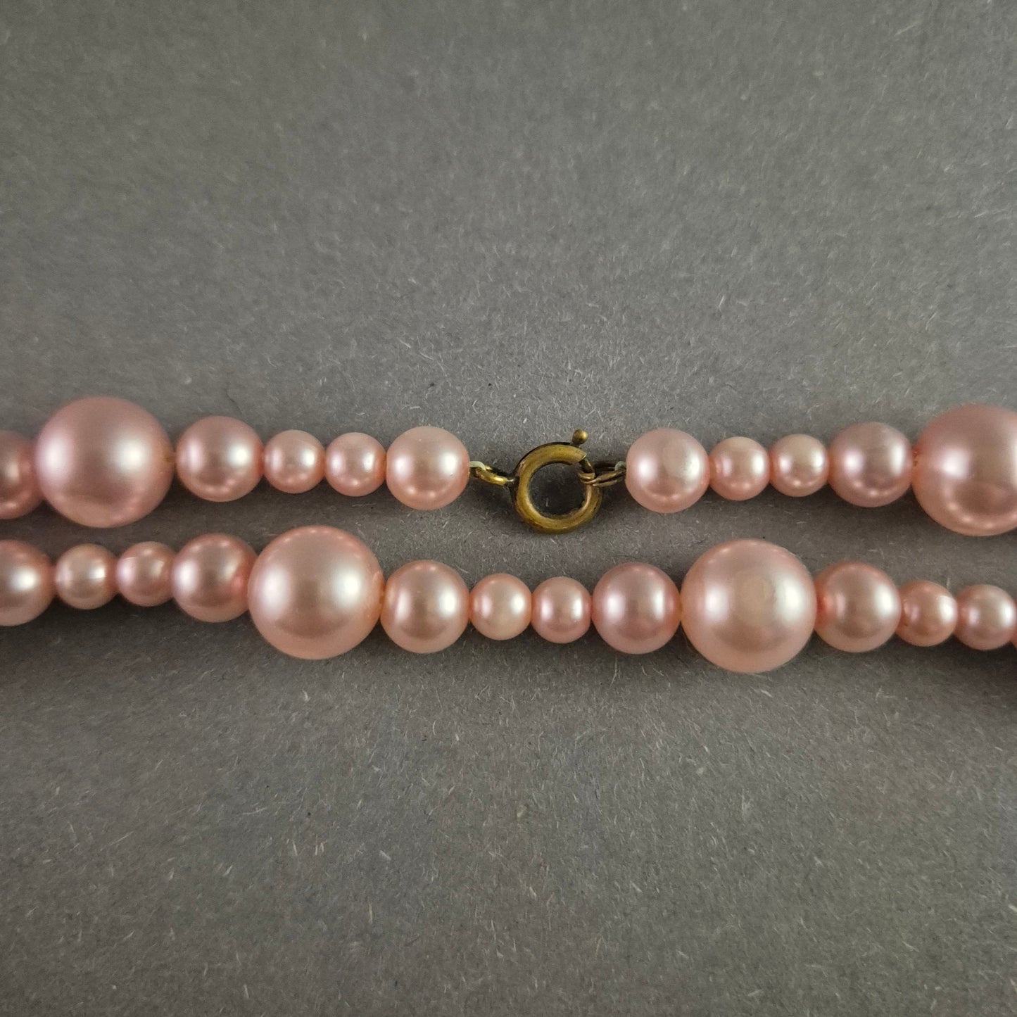Elegante zweireihige Perlenkette – Klassischer Vintage-Schmuck in Rosa