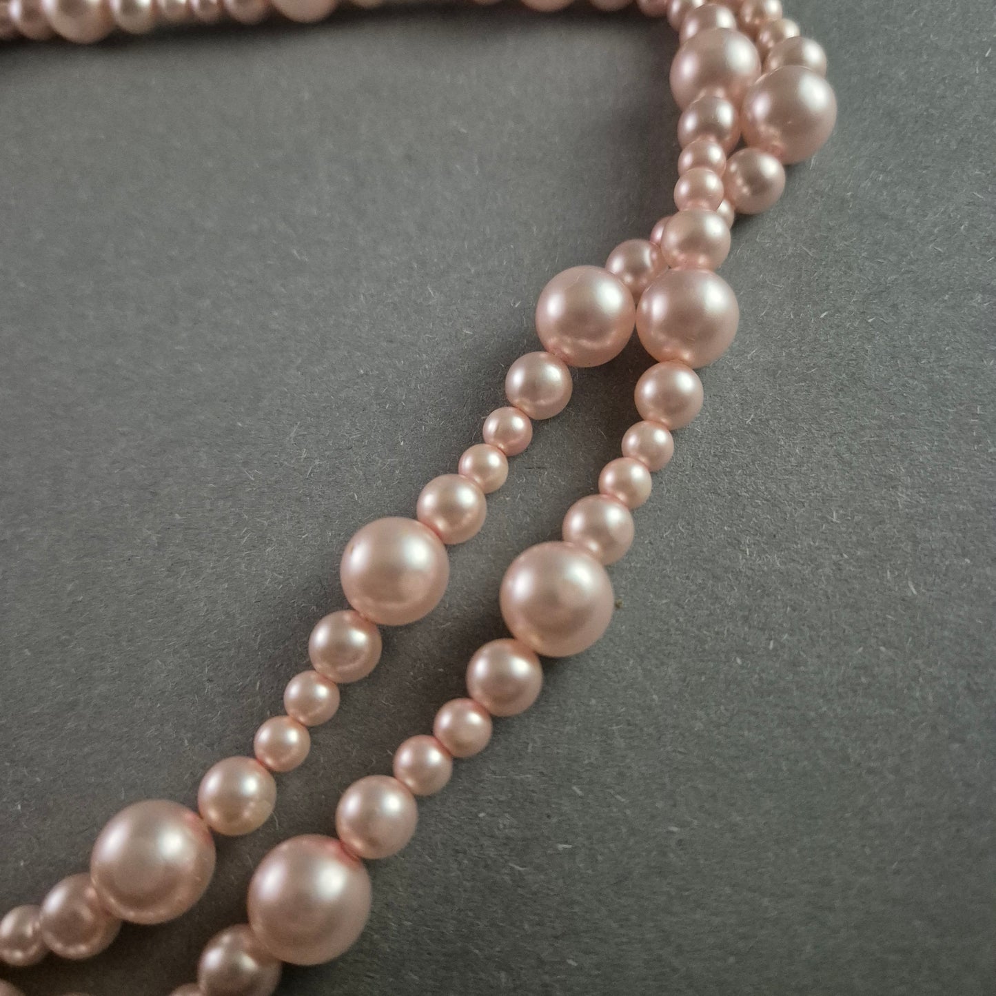 Elegante zweireihige Perlenkette – Klassischer Vintage-Schmuck in Rosa