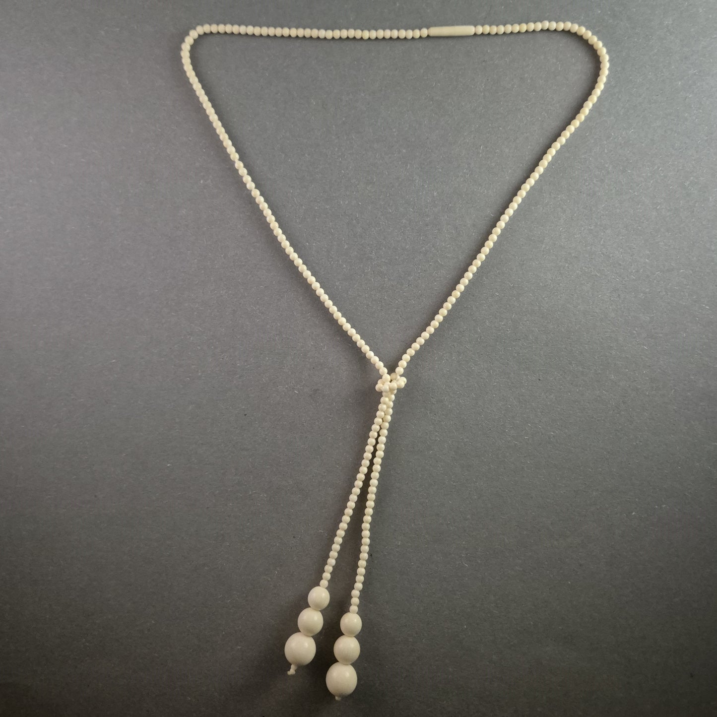 Elegante Vintage-Knotenkette in Elfenbeinoptik – Stilvolle Seltenheit