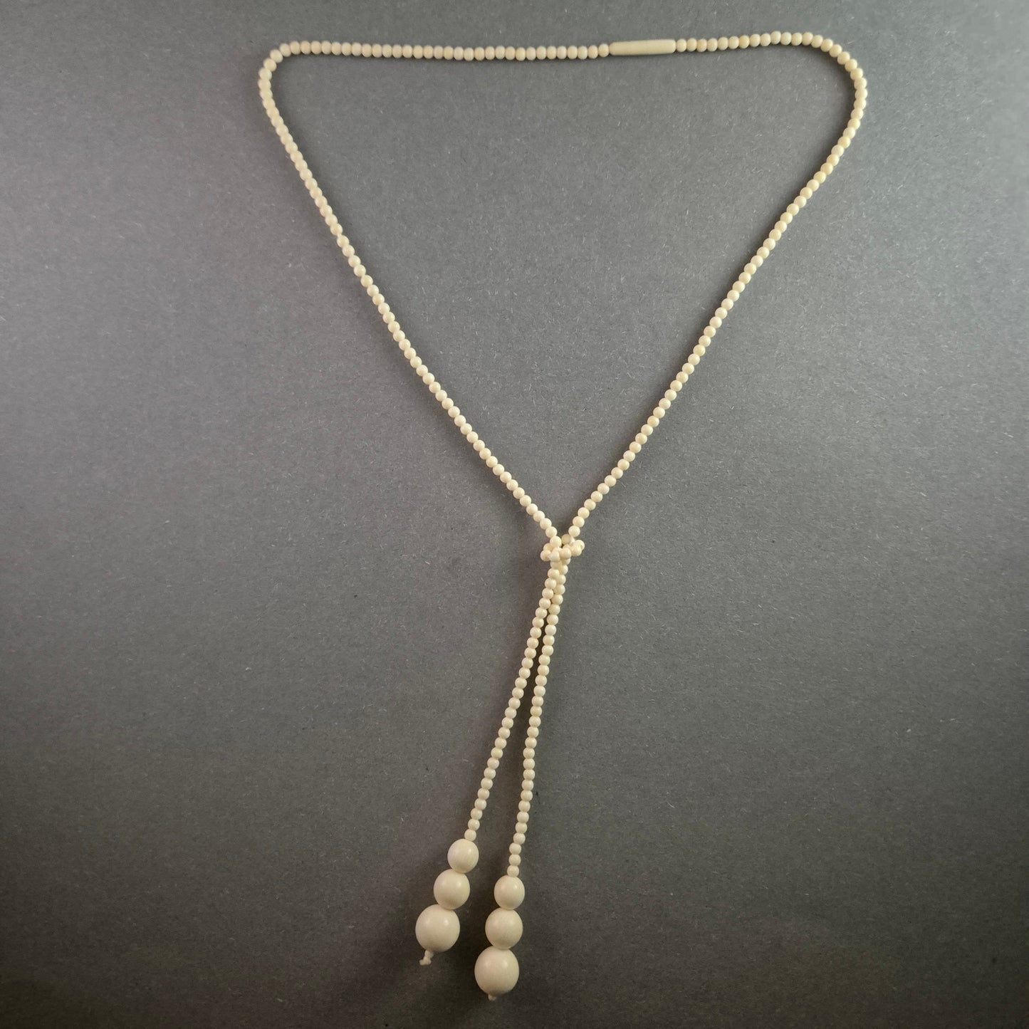 Elegante Vintage-Knotenkette in Elfenbeinoptik – Stilvolle Seltenheit