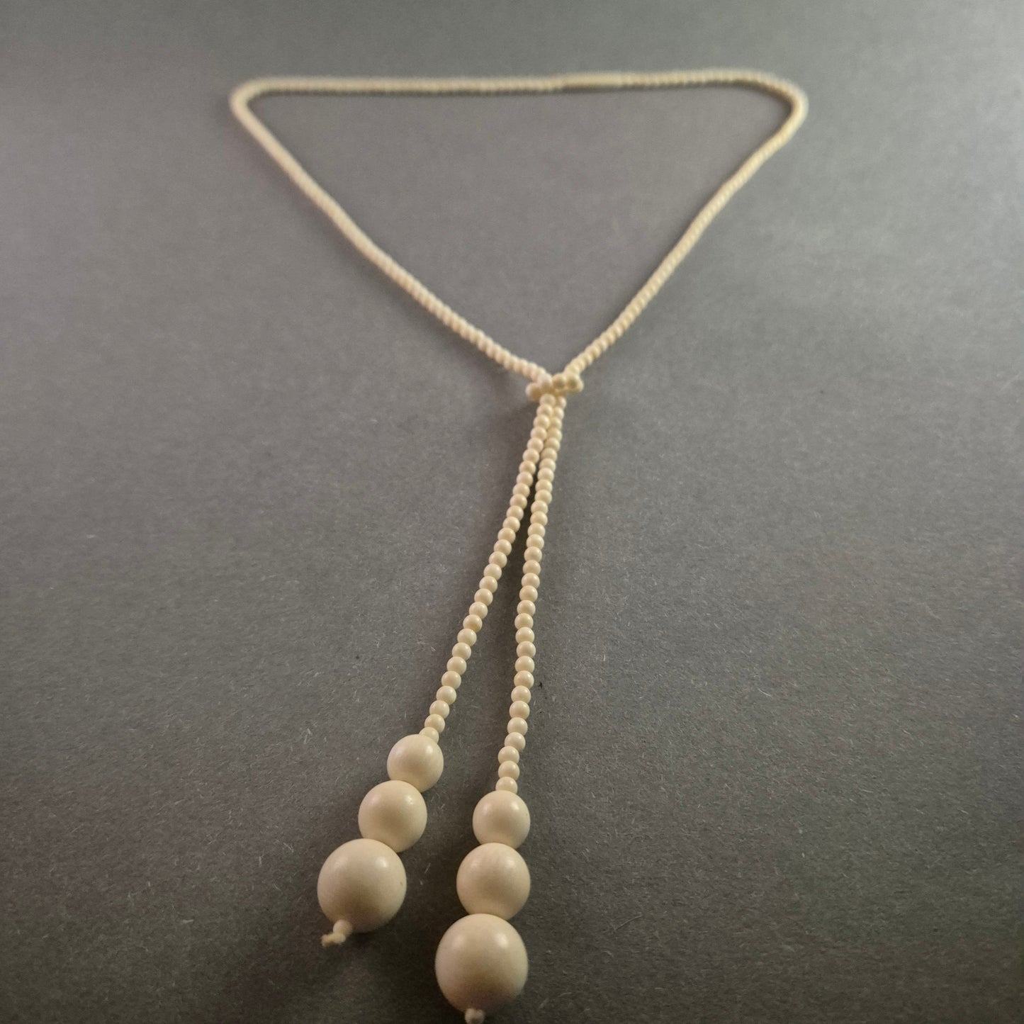 Elegante Vintage-Knotenkette in Elfenbeinoptik – Stilvolle Seltenheit