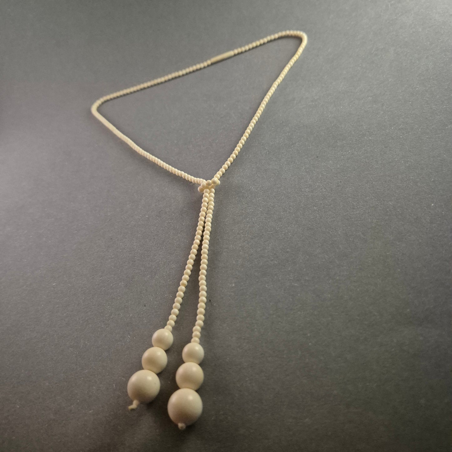 Elegante Vintage-Knotenkette in Elfenbeinoptik – Stilvolle Seltenheit
