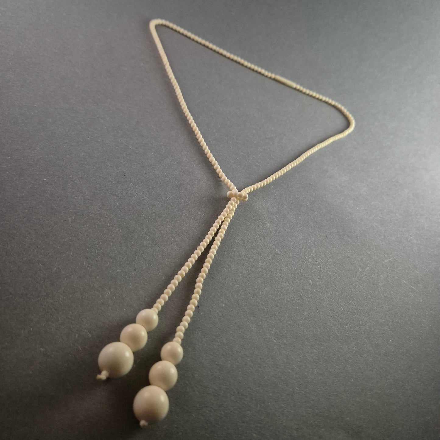 Elegante Vintage-Knotenkette in Elfenbeinoptik – Stilvolle Seltenheit