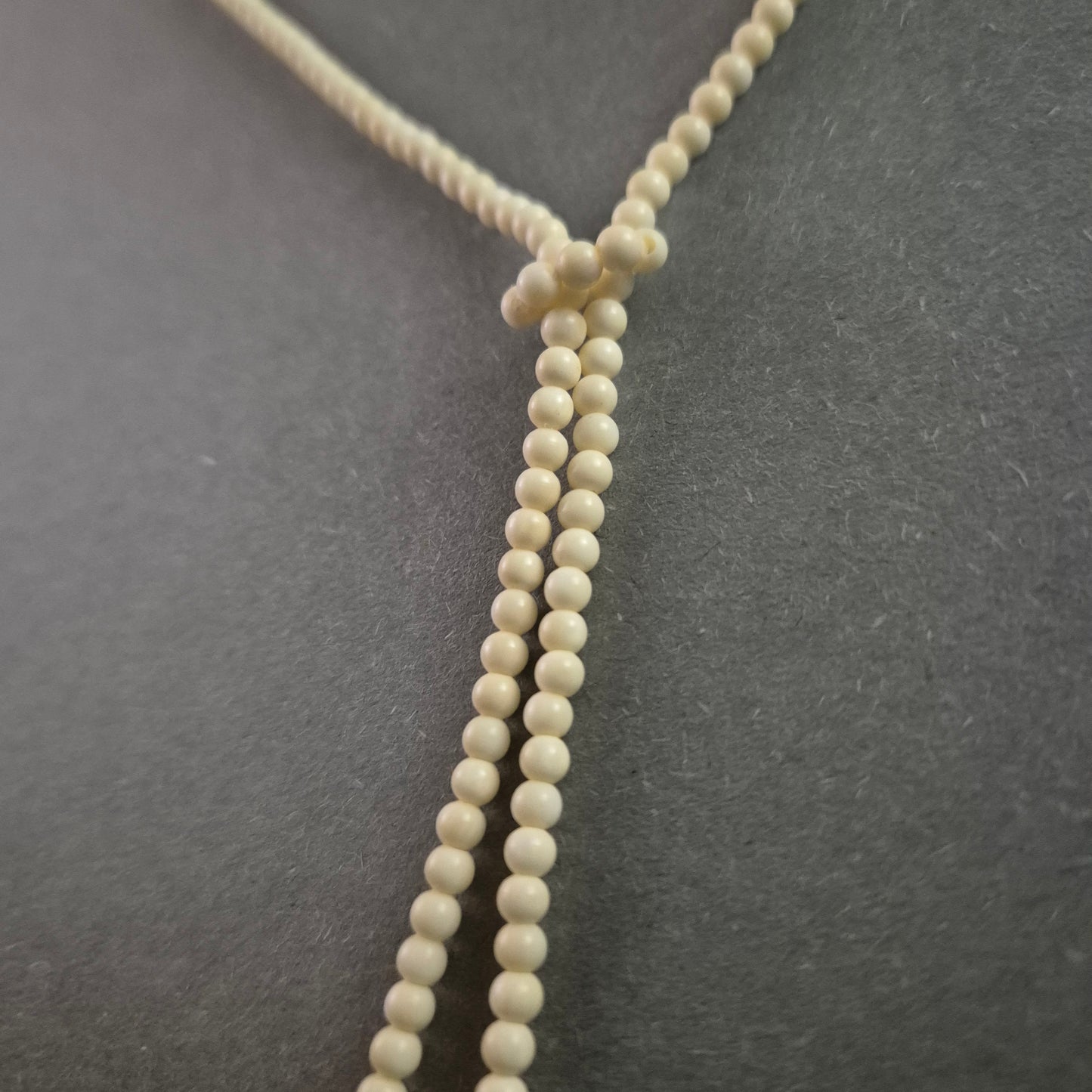 Elegante Vintage-Knotenkette in Elfenbeinoptik – Stilvolle Seltenheit