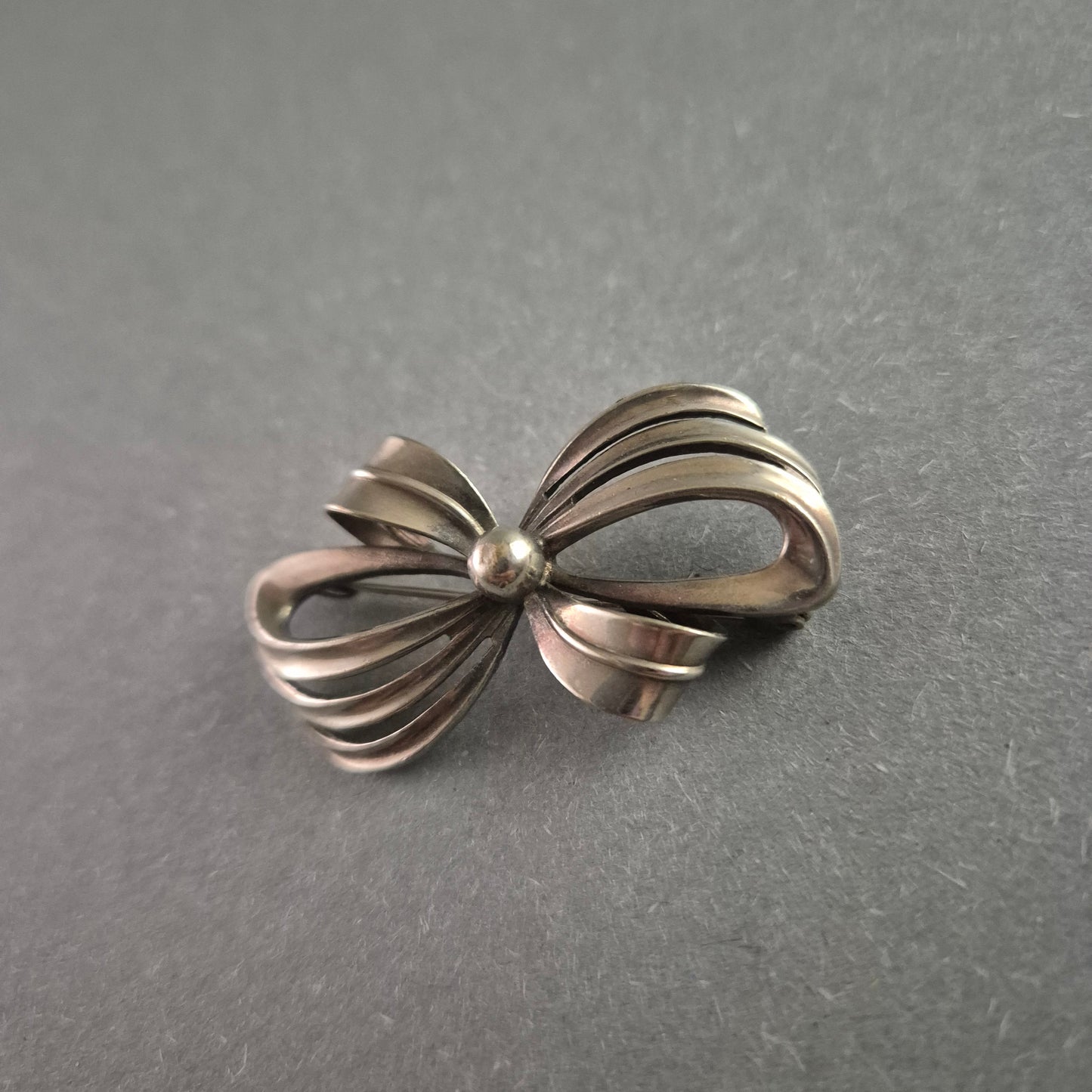 Vintage-Schleifenbrosche aus 835er Silber – Klassische Eleganz