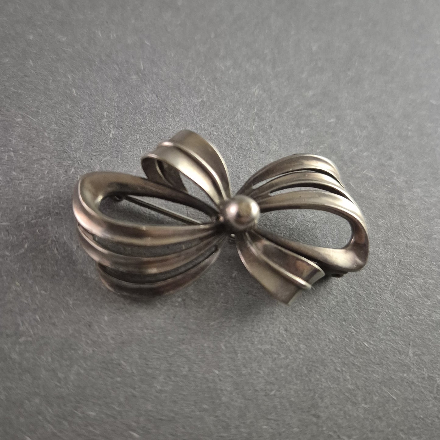 Vintage-Schleifenbrosche aus 835er Silber – Klassische Eleganz