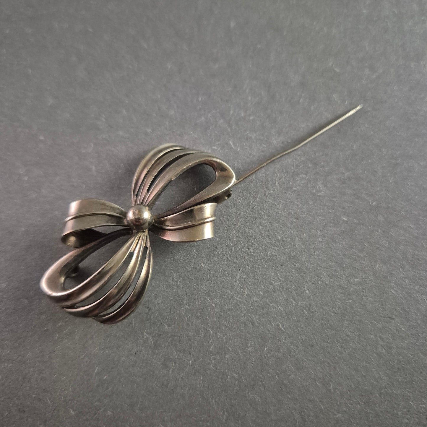 Vintage-Schleifenbrosche aus 835er Silber – Klassische Eleganz