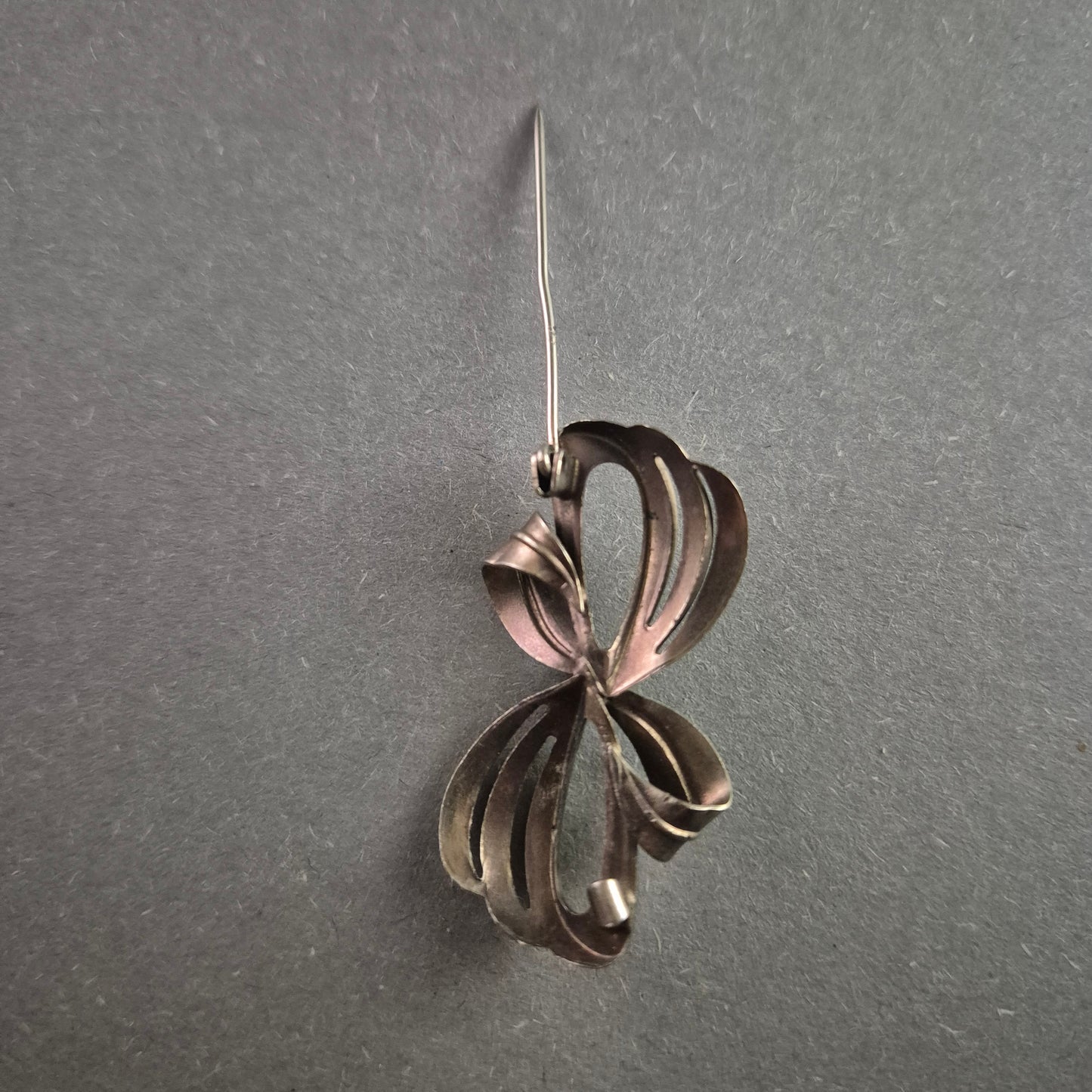 Vintage-Schleifenbrosche aus 835er Silber – Klassische Eleganz