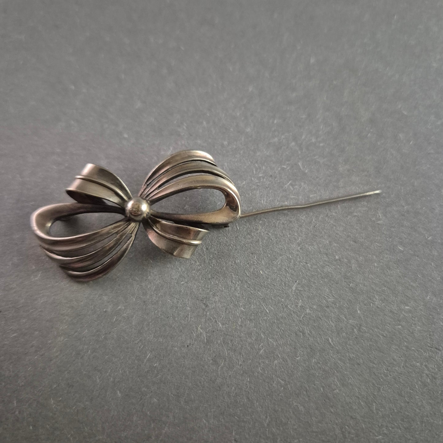 Vintage-Schleifenbrosche aus 835er Silber – Klassische Eleganz