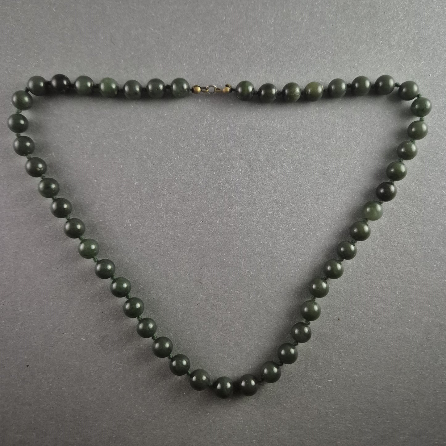 Edle Vintage-Jadekette – Eleganter Halsschmuck mit Messingverschluss