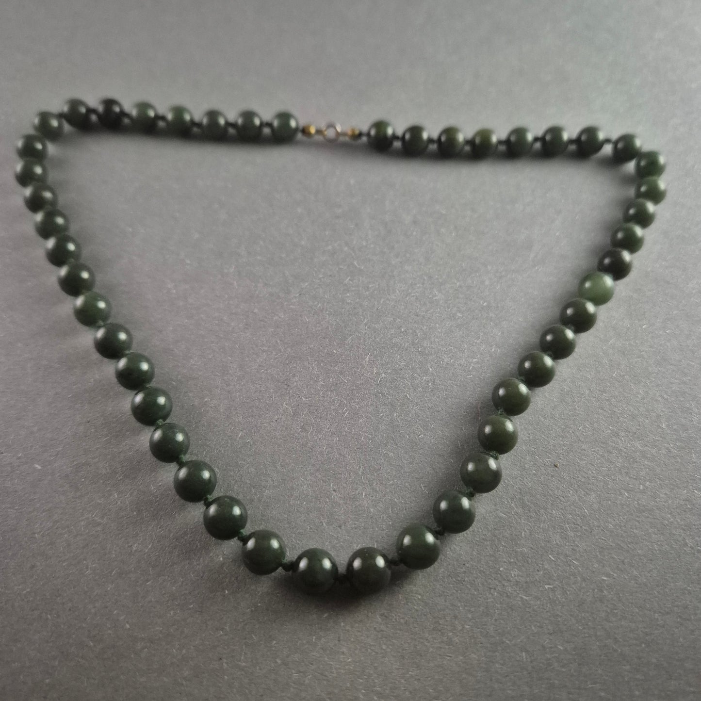 Edle Vintage-Jadekette – Eleganter Halsschmuck mit Messingverschluss