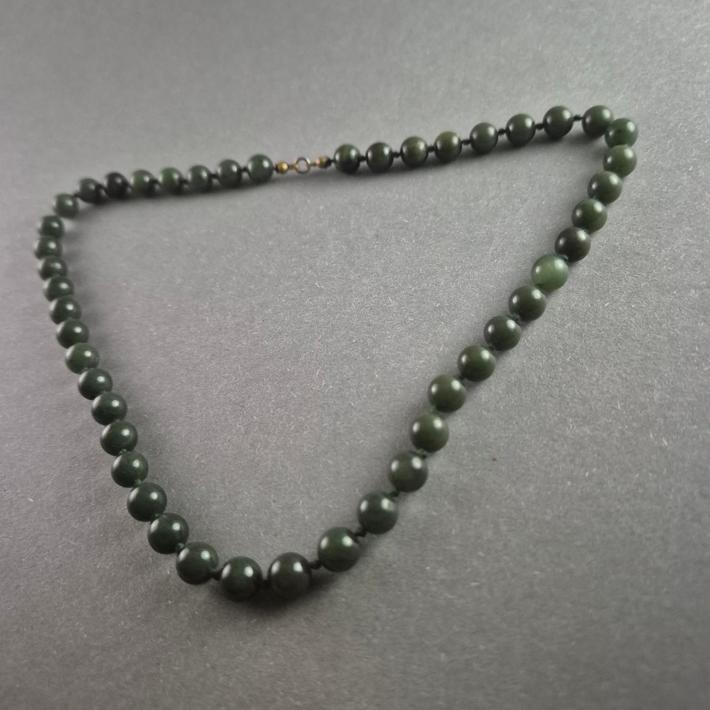 Edle Vintage-Jadekette – Eleganter Halsschmuck mit Messingverschluss