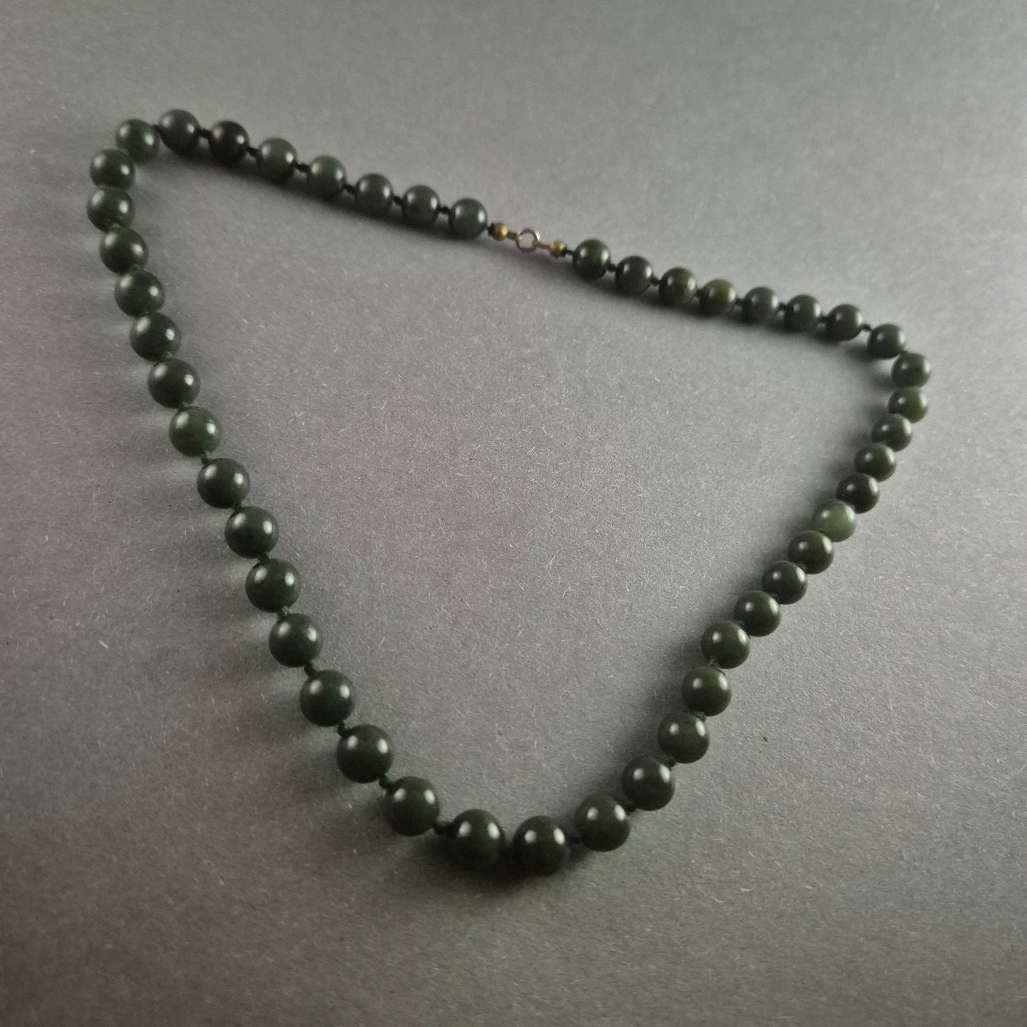 Edle Vintage-Jadekette – Eleganter Halsschmuck mit Messingverschluss
