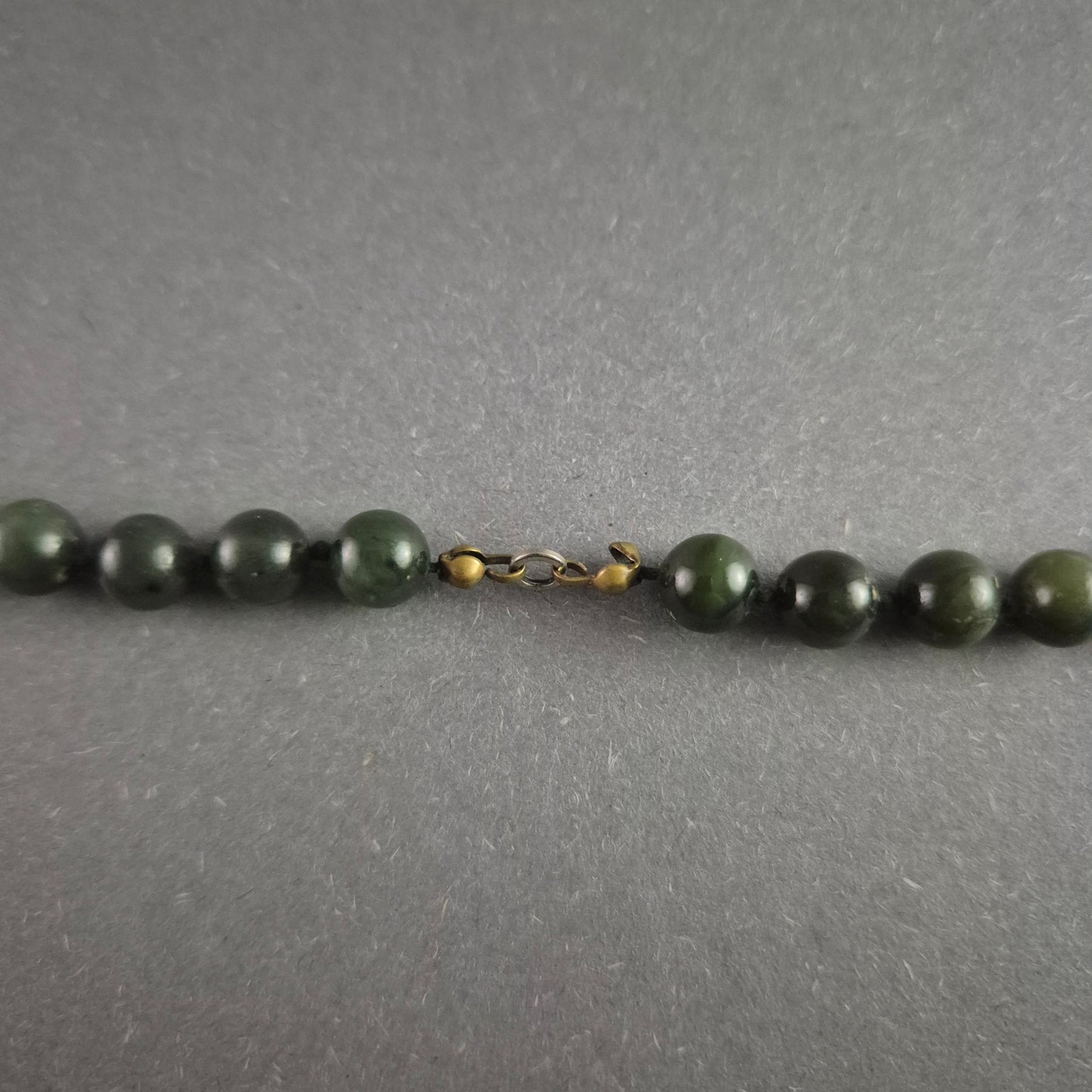 Edle Vintage-Jadekette – Eleganter Halsschmuck mit Messingverschluss