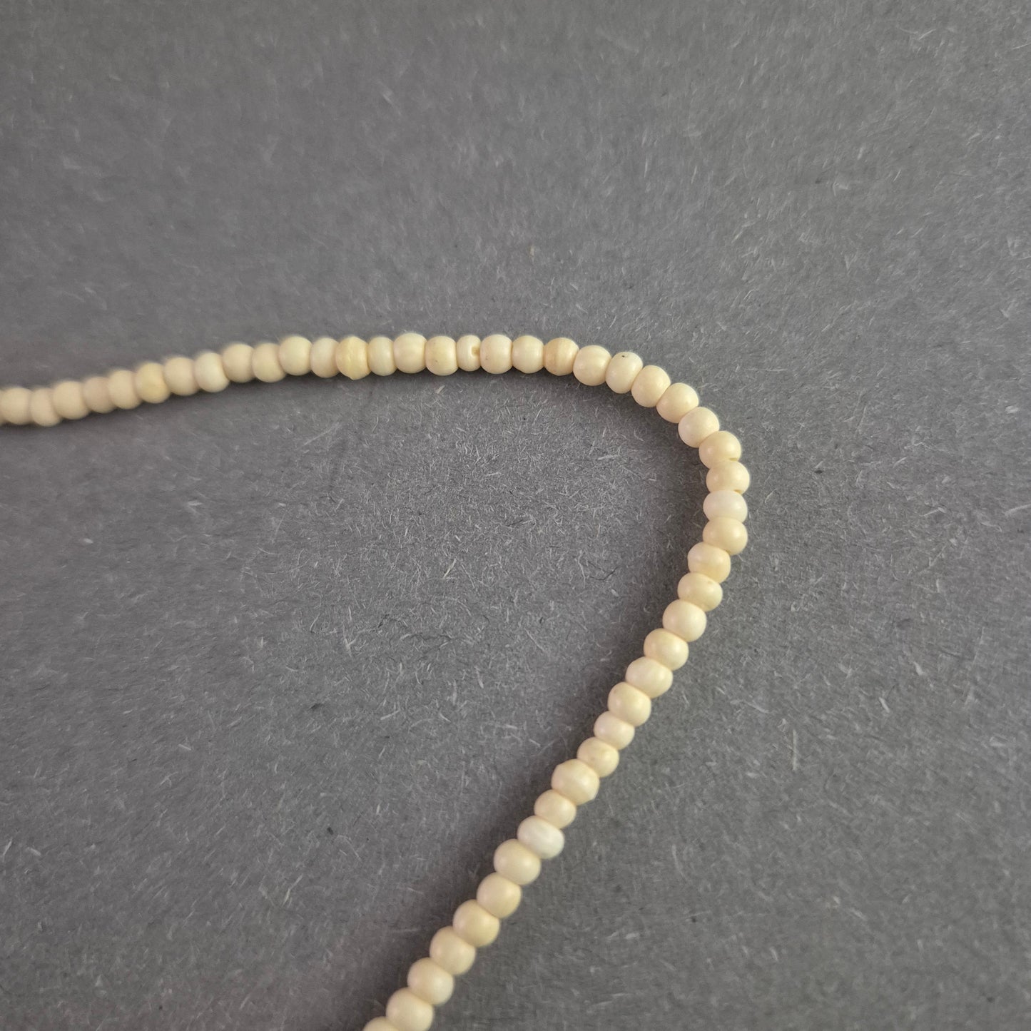 Elegante Vintage-Knotenkette in Elfenbeinoptik – Zeitlose Raffinesse