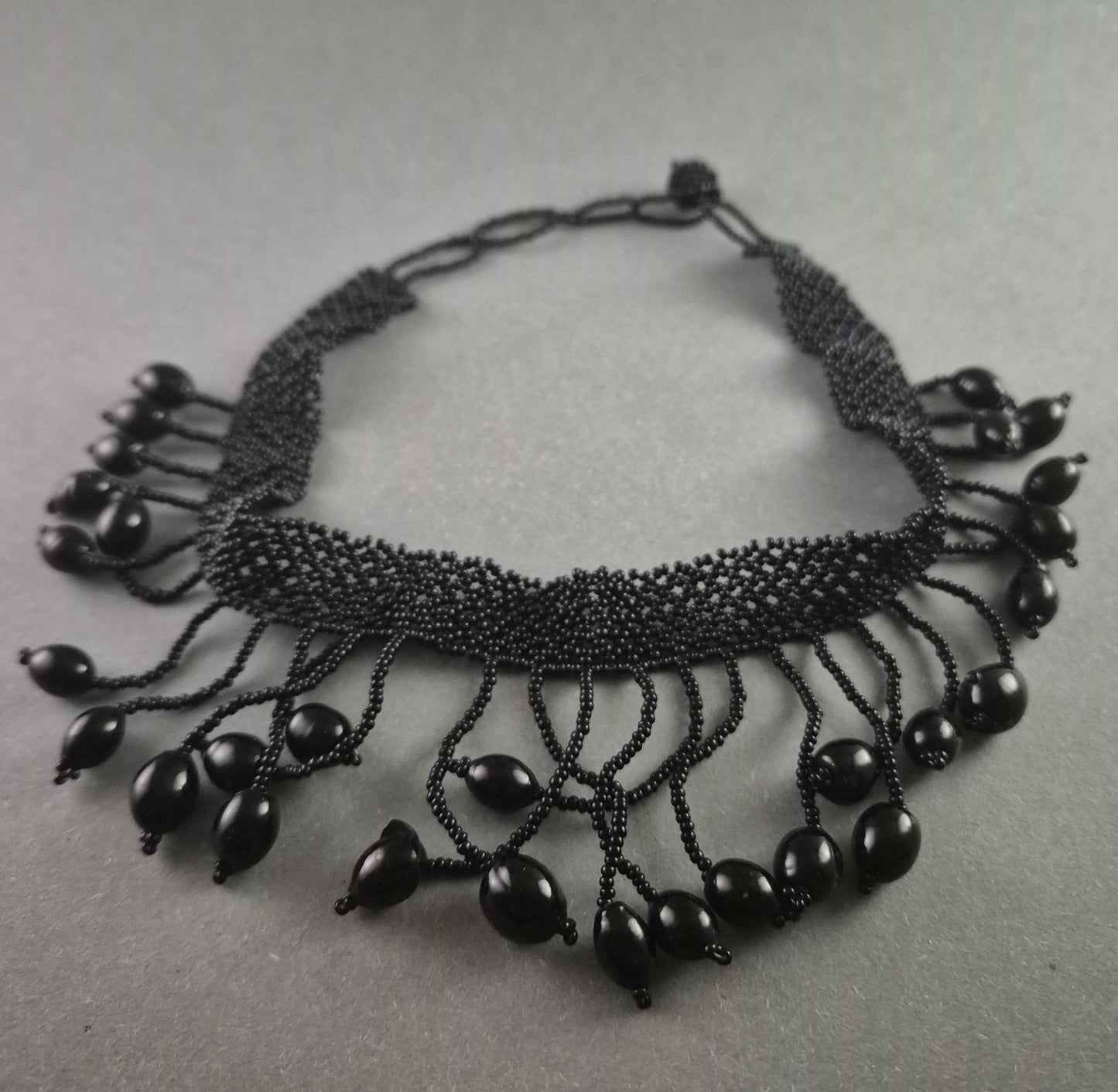 Elegantes handgefertigtes Perlen-Collier in Schwarz – Exklusives Vintage-Design