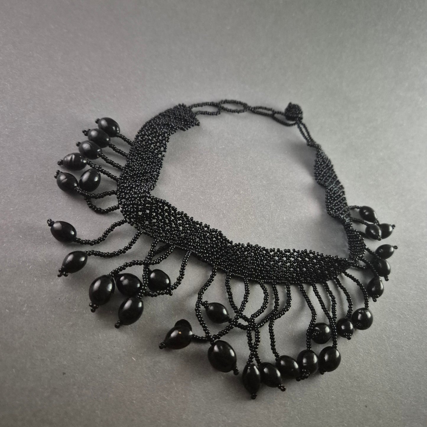 Elegantes handgefertigtes Perlen-Collier in Schwarz – Exklusives Vintage-Design