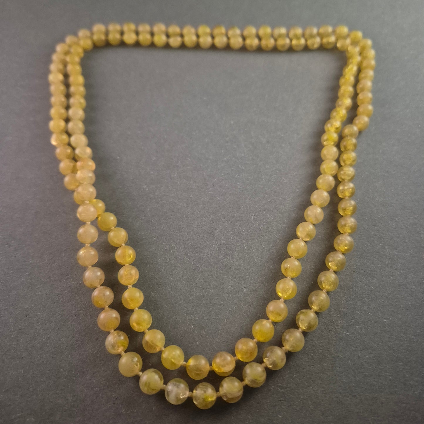 Elegante zweireihige Vintage-Kette in Bernsteinoptik – Zeitlose Schönheit